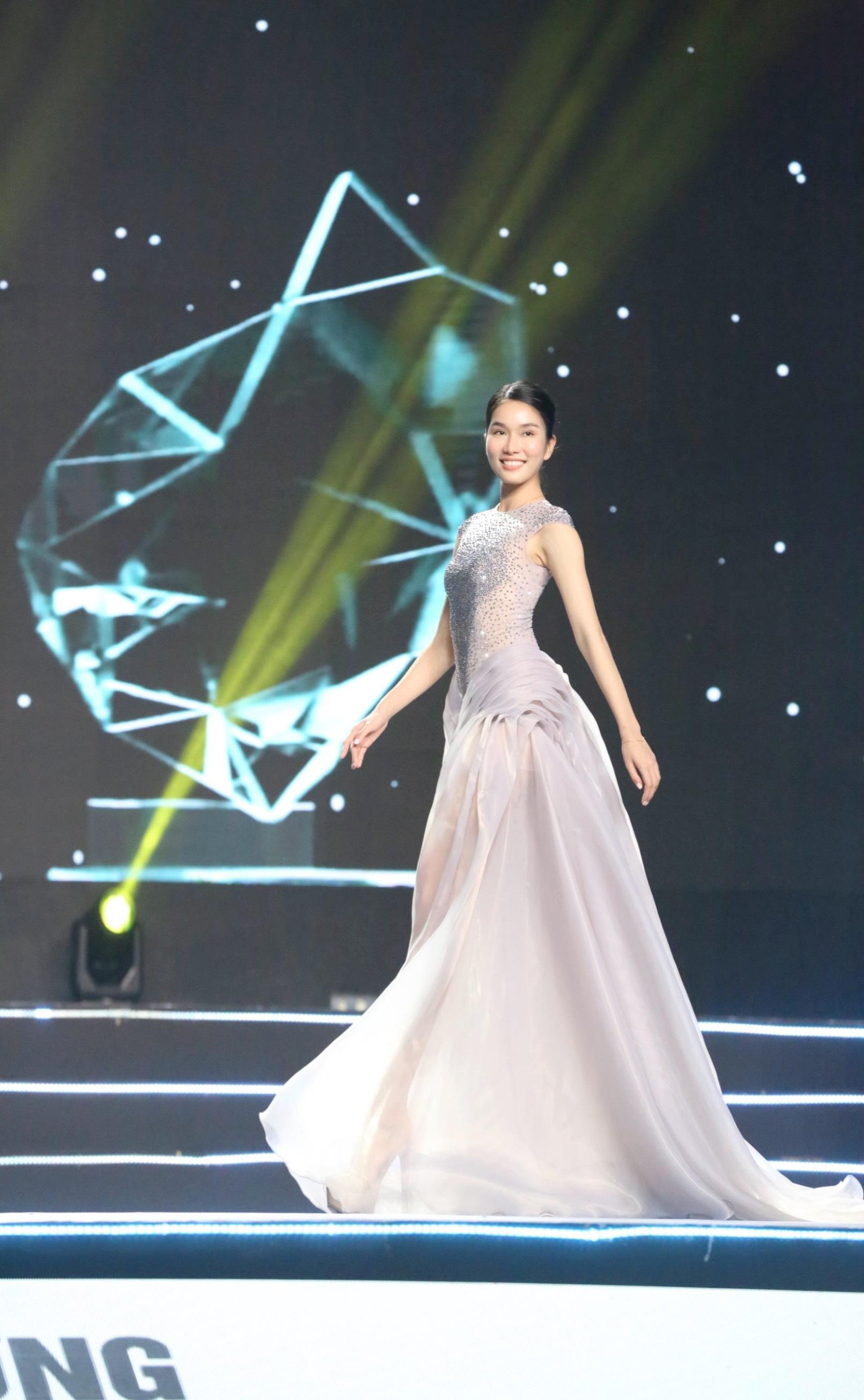 Sau khoảng thời gian training để chuẩn bị cho cuộc thi Hoa hậu Quốc tế 2022, kỹ năng trình diễn của Phương Anh được đánh giá là ngày càng chuyên nghiệp, tự tin.