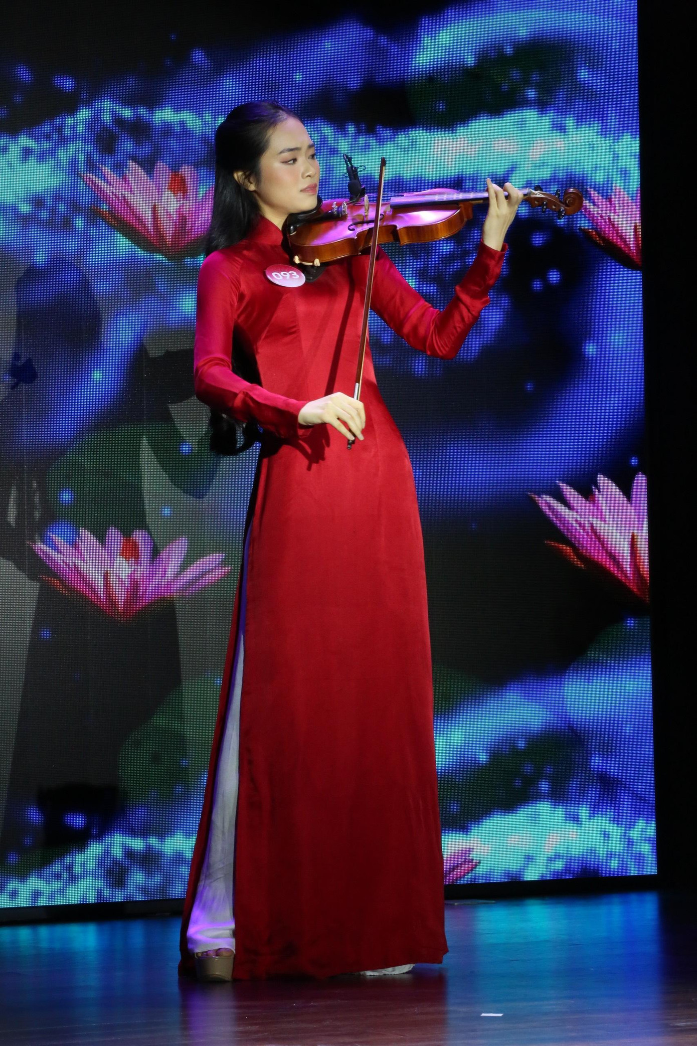 Thí sinh Trần Gia Hân – SBD 081 và thí sinh Nguyễn Phương Anh – SBD 093 cùng chọn tiết mục độc tấu violin.