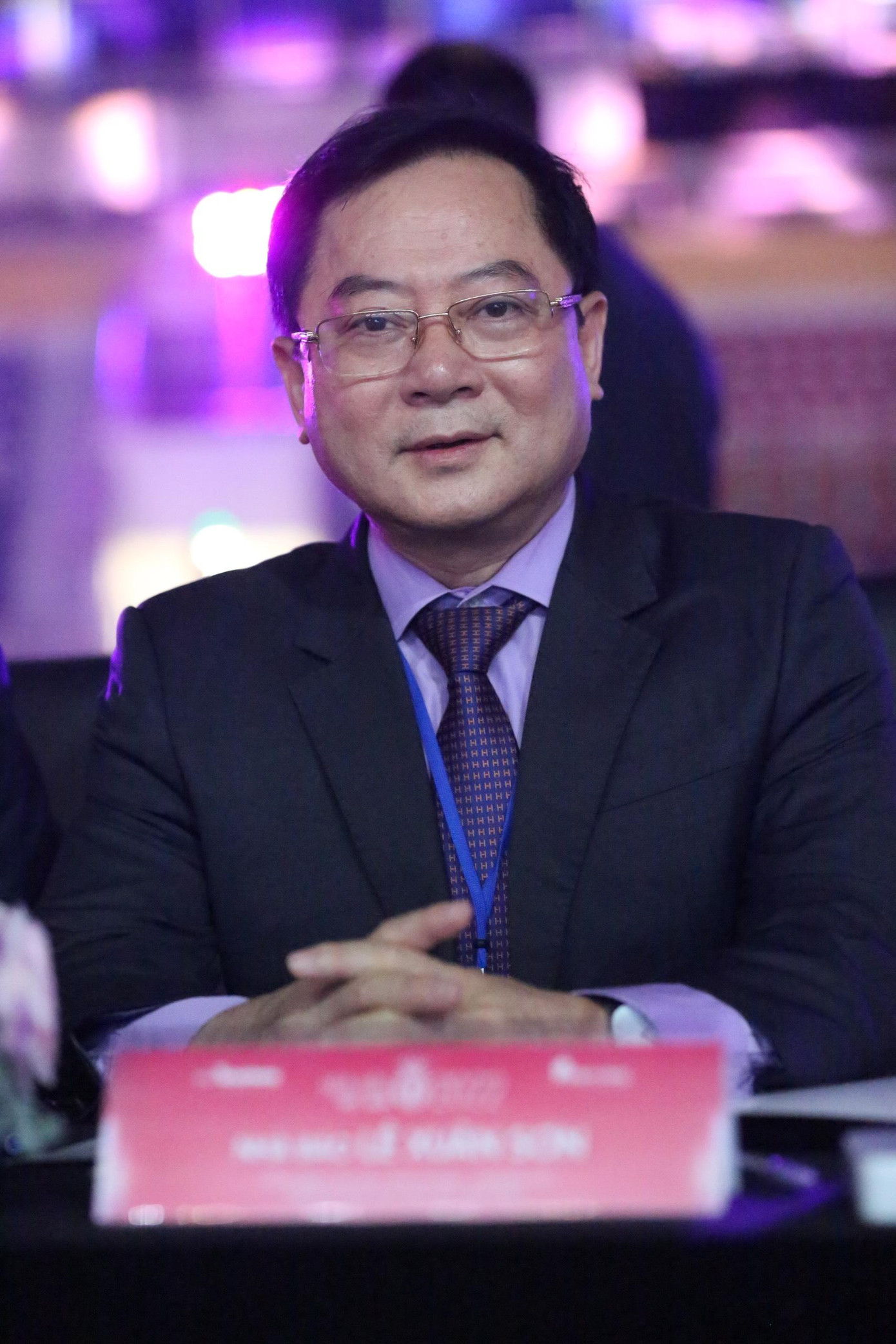 Nhà báo Lê Xuân Sơn - Tổng biên tập báo Tiền Phong, Trưởng ban tổ chức cuộc thi Hoa hậu Việt Nam và Nhà thơ Trần Hữu Việt - Phó trưởng ban giám khảo trên ghế nóng của đêm chung khảo. Nhà báo Lê Xuân Sơn - Tổng biên tập báo Tiền Phong, Trưởng ban tổ chức cuộc thi Hoa hậu Việt Nam và Nhà thơ Trần Hữu Việt - Phó trưởng ban giám khảo trên ghế nóng của đêm chung khảo.