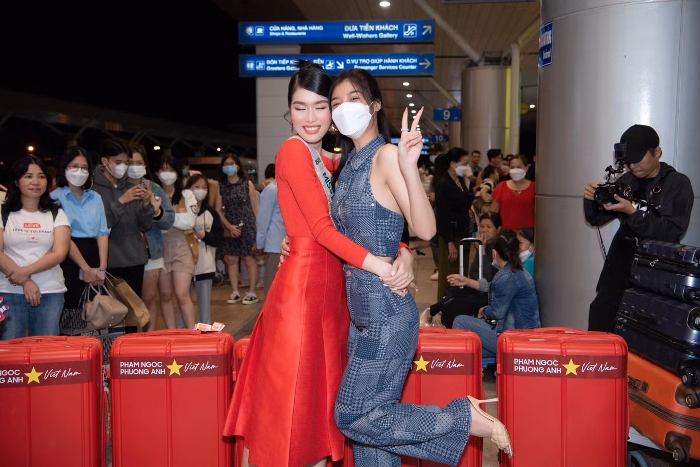 Phương Anh thân thiết bên Á hậu Kiều Loan trước giờ lên máy bay.
