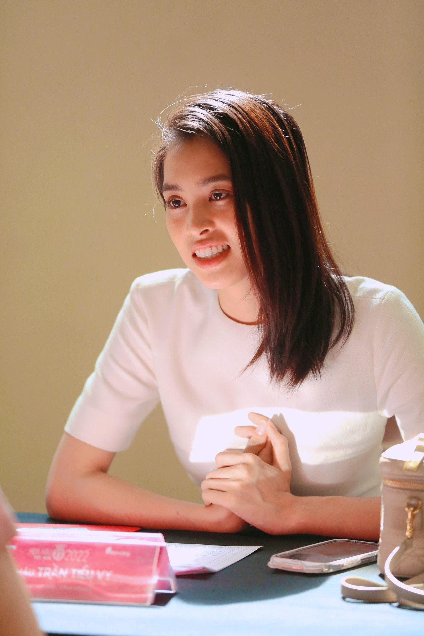 Hoa hậu Tiểu Vy cũng trang điểm nhẹ nhàng khi đi chấm thi mặt mộc. Cô được đánh giá là giám khảo mang đến sự gần gũi, tự nhiên với các thí sinh.