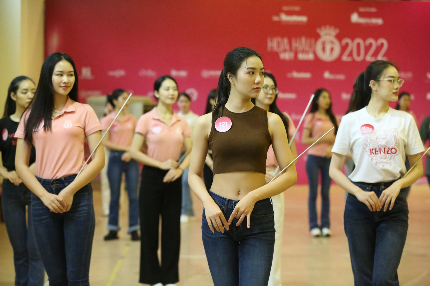 Hầu hết thí sinh đều mặc trang phục giản dị, năng động cho buổi tập luyện. Nhiều người đẹp chọn áo crop-top khoe vòng eo thon săn chắc, quyến rũ.