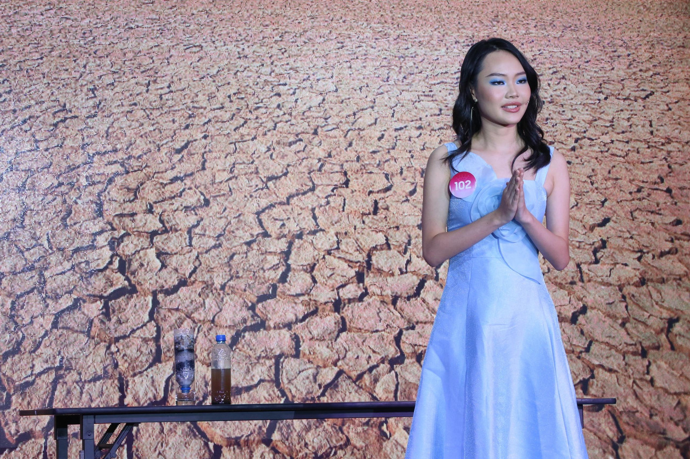 Đặng Thị Mỹ Hạnh – SBD 102 với tiết mục thuyết trình về tầm quan trọng của nguồn nước. Cô gây ấn tượng với trình độ tiếng Anh trôi chảy. Đặng Thị Mỹ Hạnh (18 tuổi, sinh viên Đại học Kinh tế Quốc dân), nói được 3 thứ tiếng Anh, Pháp và Nhật.