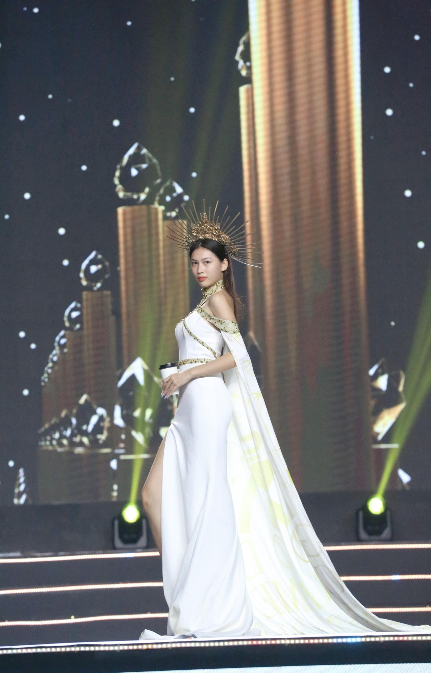 Á hậu Ngọc Thảo cũng tự tin để mặt mộc khi tổng duyệt. Cô chinh phục khán giả bằng lối catwalk sắc sảo, ấn tượng. Ngọc Thảo cũng là người đẹp được ưa thích trên các sàn diễn thời trang, cô có kinh nghiệm trình diễn dày dặn.