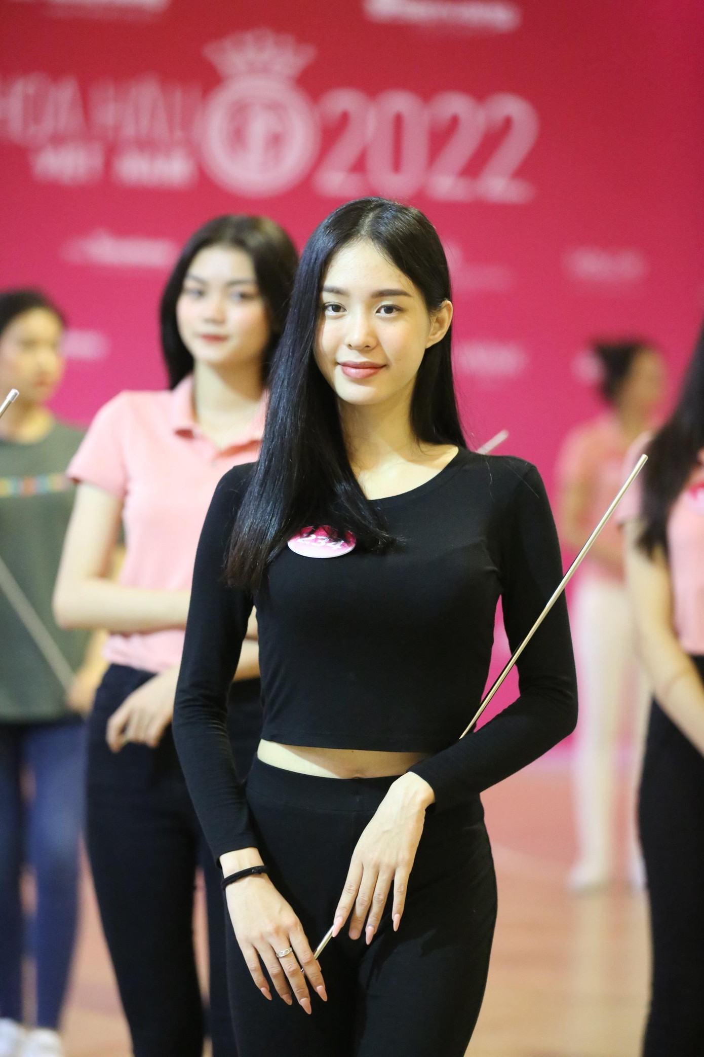 Trang phục áo crop-top màu đen được nhiều thí sinh lựa chọn, giúp họ khoe khéo được vòng eo thon thả. Sau nhiều ngày luyện tập với cường độ dày đặc, các thí sinh cho biết họ giữ được vóc dáng thon gọn, săn chắc nhờ chế độ ăn uống hợp lý.