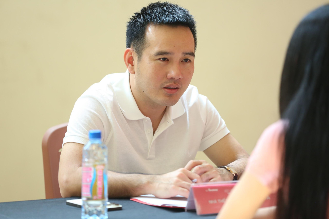 Nhà thiết kế Lê Thanh Hoà mang đến không khí gần gũi cho các thí sinh trong phần thi mặt mộc.