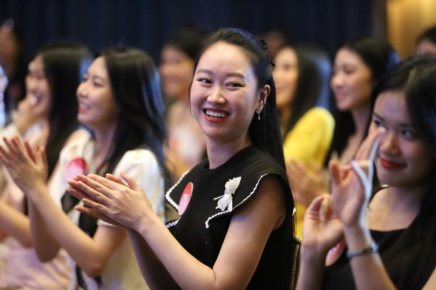 Nhiều thí sinh bất ngờ và bật cười trước tình huống Phương Thy mời á hậu Ngọc Thảo lên sân khấu. Sự tự tin của cô khiến Ngọc Thảo và các thí sinh thích thú.