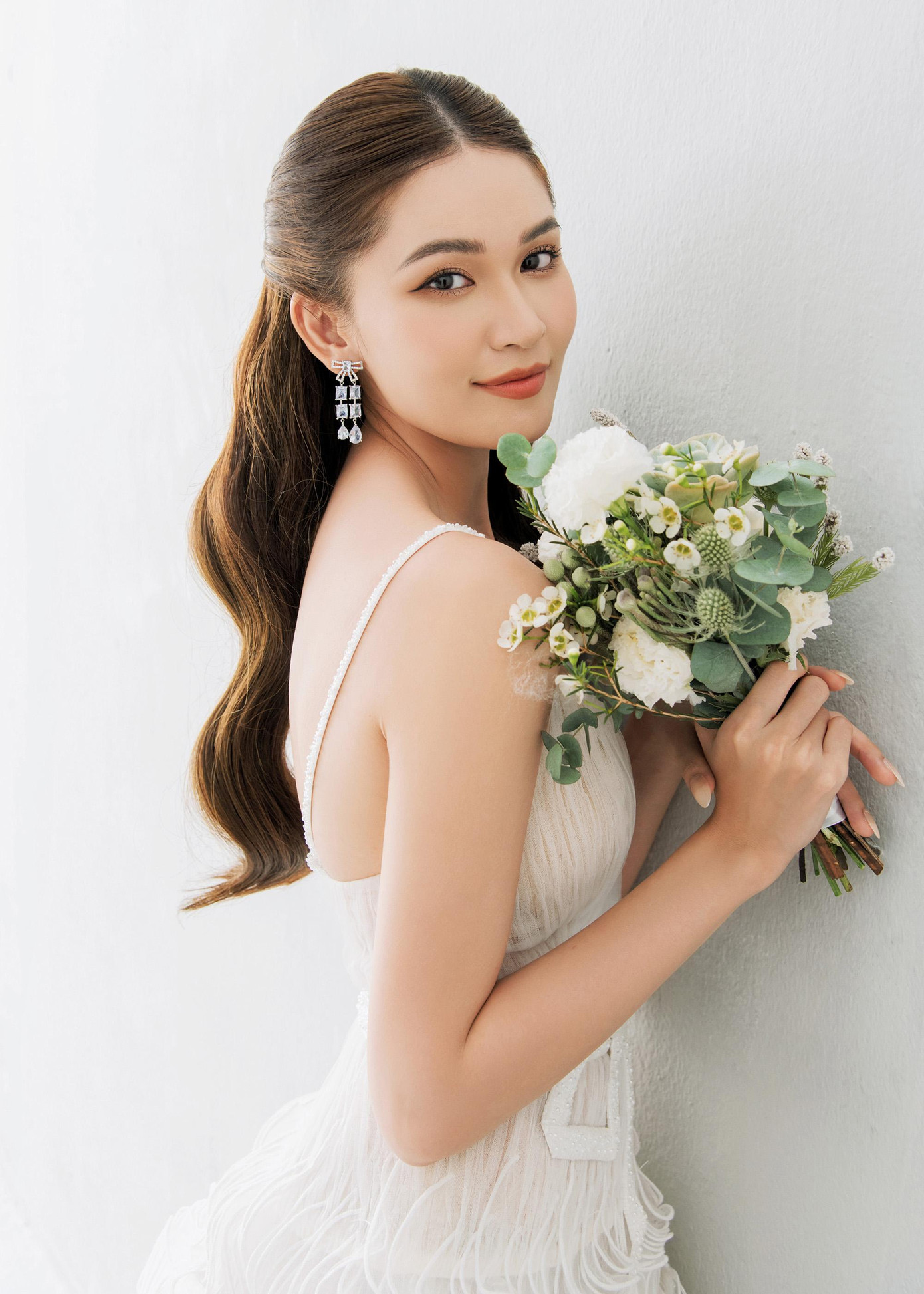 Bộ ảnh cưới được Thùy Dung thực hiện từ tháng 8. Đây là lần đầu họ mặc đồ cưới đứng cùng nhau nên trong giây phút ấy, Thuỳ Dung đã xúc động.