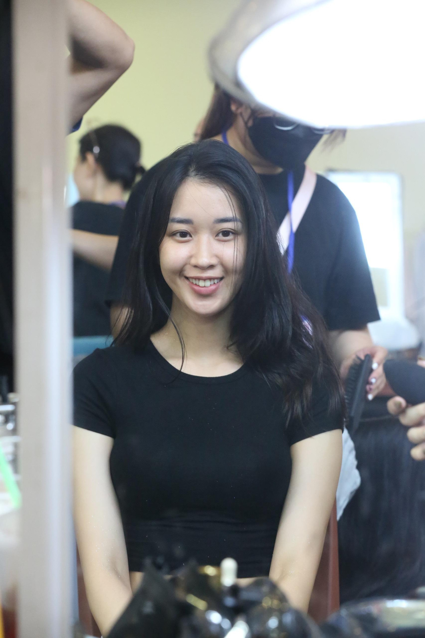 Thí sinh chuẩn bị make-up trong hậu trường chuẩn bị cho đêm chung khảo. Ảnh: Trọng Tài. Thí sinh chuẩn bị make-up trong hậu trường chuẩn bị cho đêm chung khảo. Ảnh: Trọng Tài.