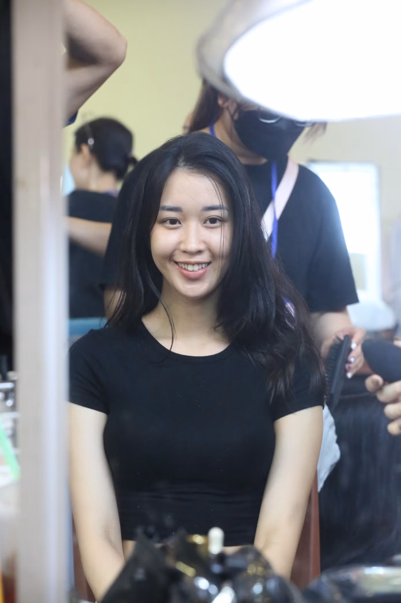 Thí sinh chuẩn bị make-up trong hậu trường chuẩn bị cho đêm chung khảo. Ảnh: Trọng Tài. Thí sinh chuẩn bị make-up trong hậu trường chuẩn bị cho đêm chung khảo. Ảnh: Trọng Tài.