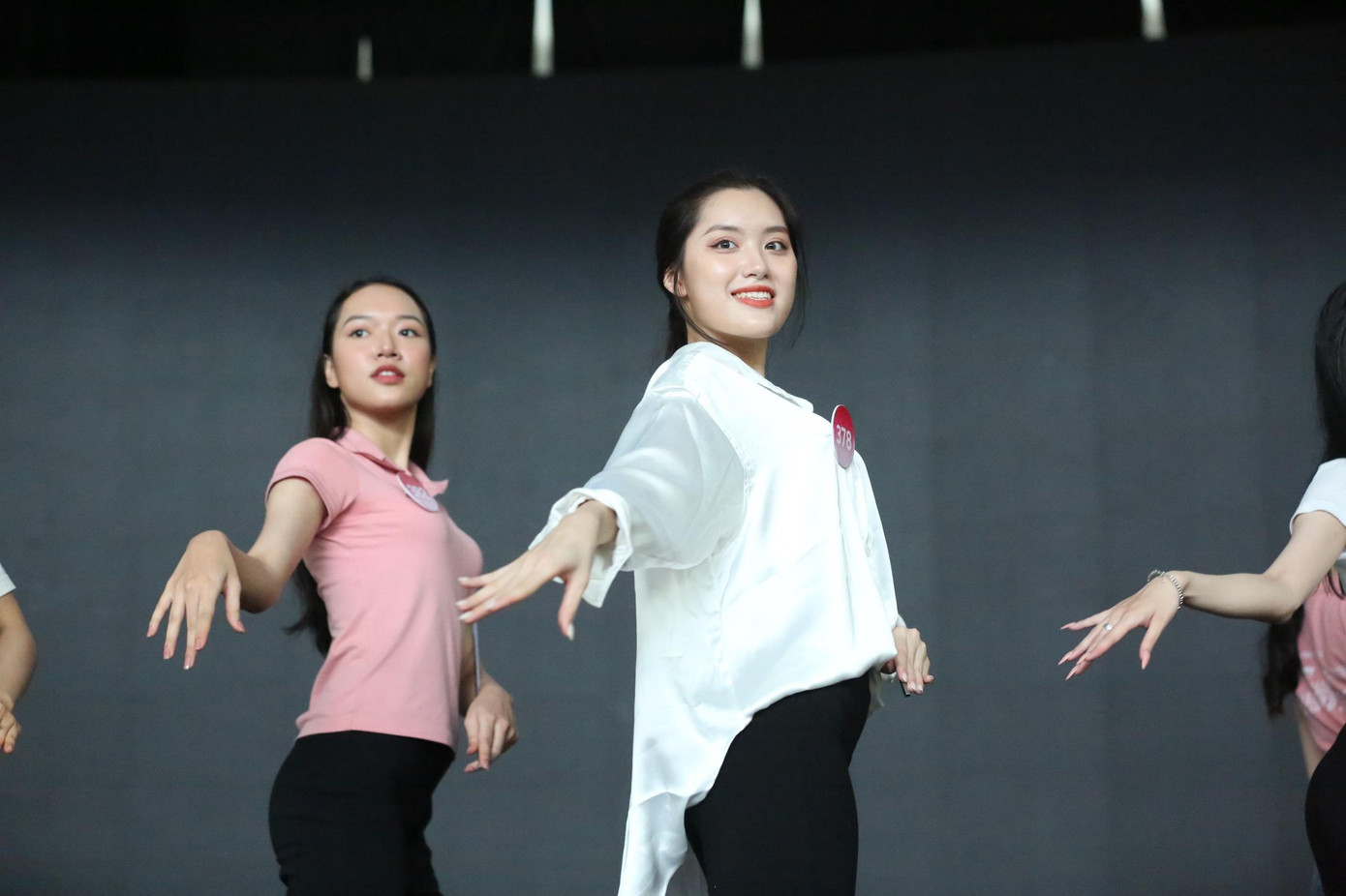 Tiết mục đồng diễn áo dài với hoa sen yêu cầu nhiều động tác khó, đòi hỏi thí sinh phải tập trung cao độ.