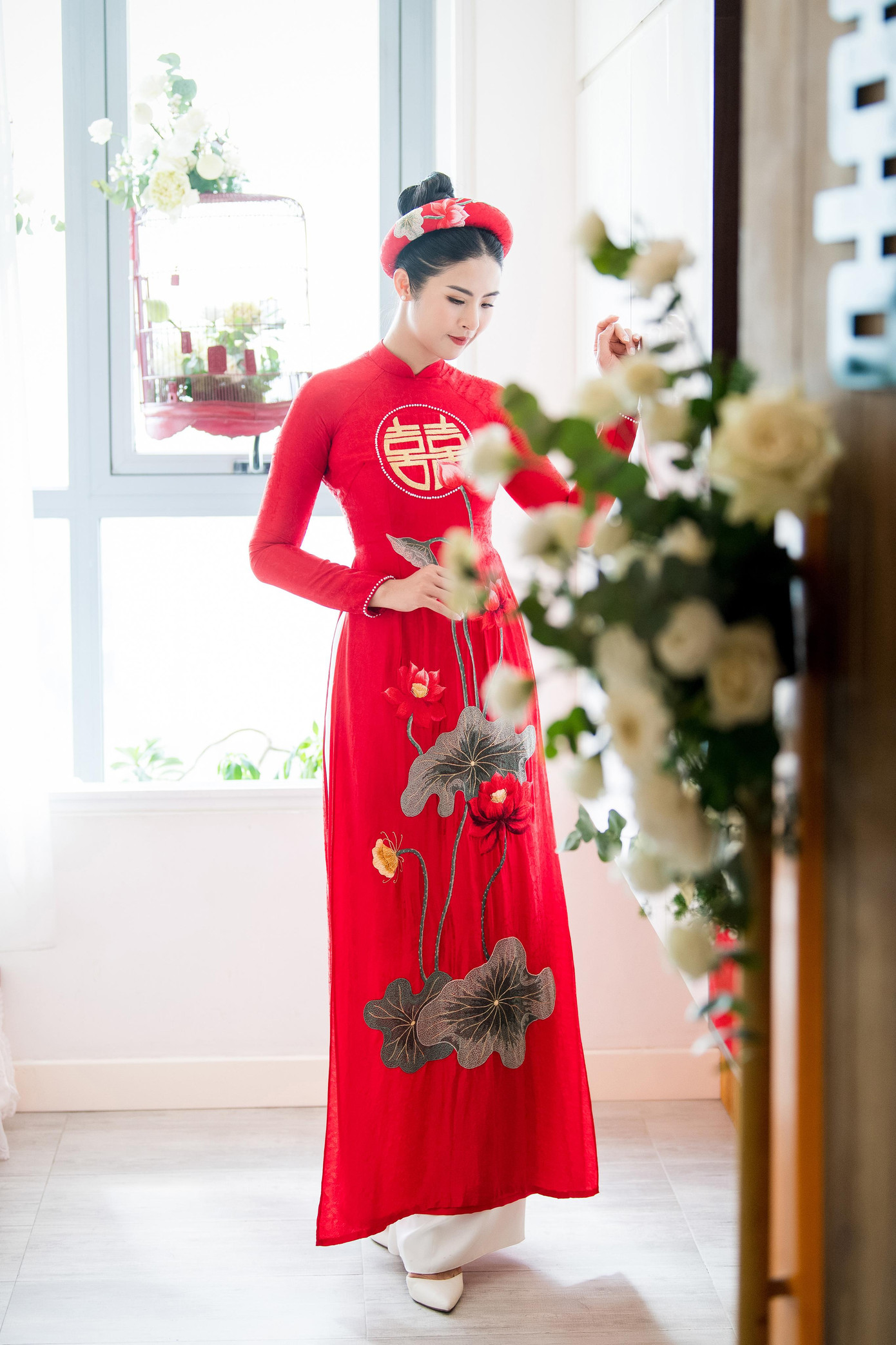 Ngoài ra, Ngọc Hân cũng tự tay thiết kế áo dài cho chú rể Phú Đạt cùng dàn bê tráp của nhà gái. Cô cho biết đã dành nhiều tâm huyết chuẩn bị cho lễ cưới của mình. Những bộ áo dài được Ngọc Hân phác thảo, lên ý tưởng và thiết kế suốt nhiều tháng qua.