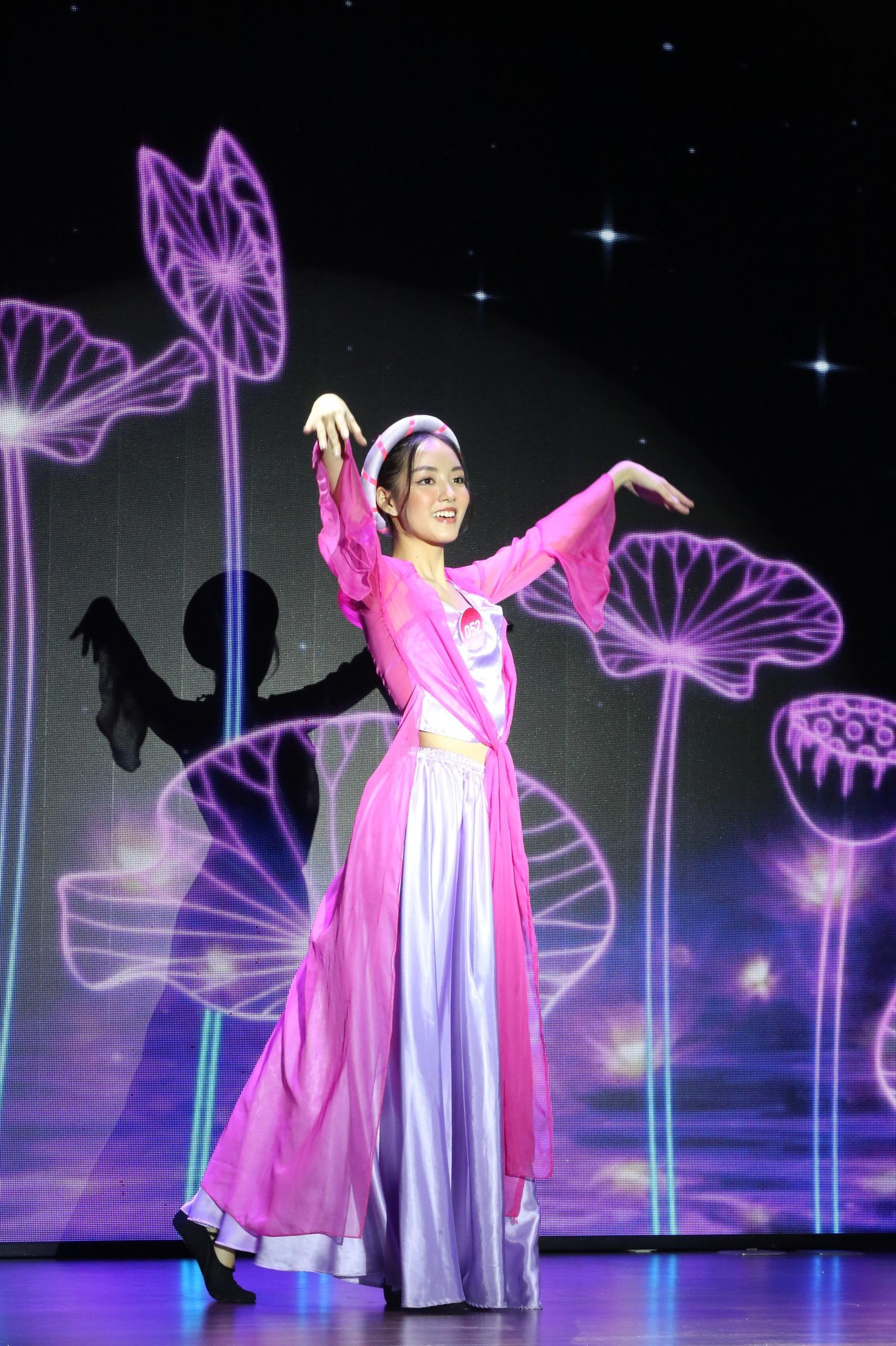 Thí sinh Trần Lê Mai Chi – SBD 052 với tiết mục múa Gió đánh đò đưa. Tiết mục gây ấn tượng với phần âm nhạc ngọt ngào và động tác múa duyên dáng.