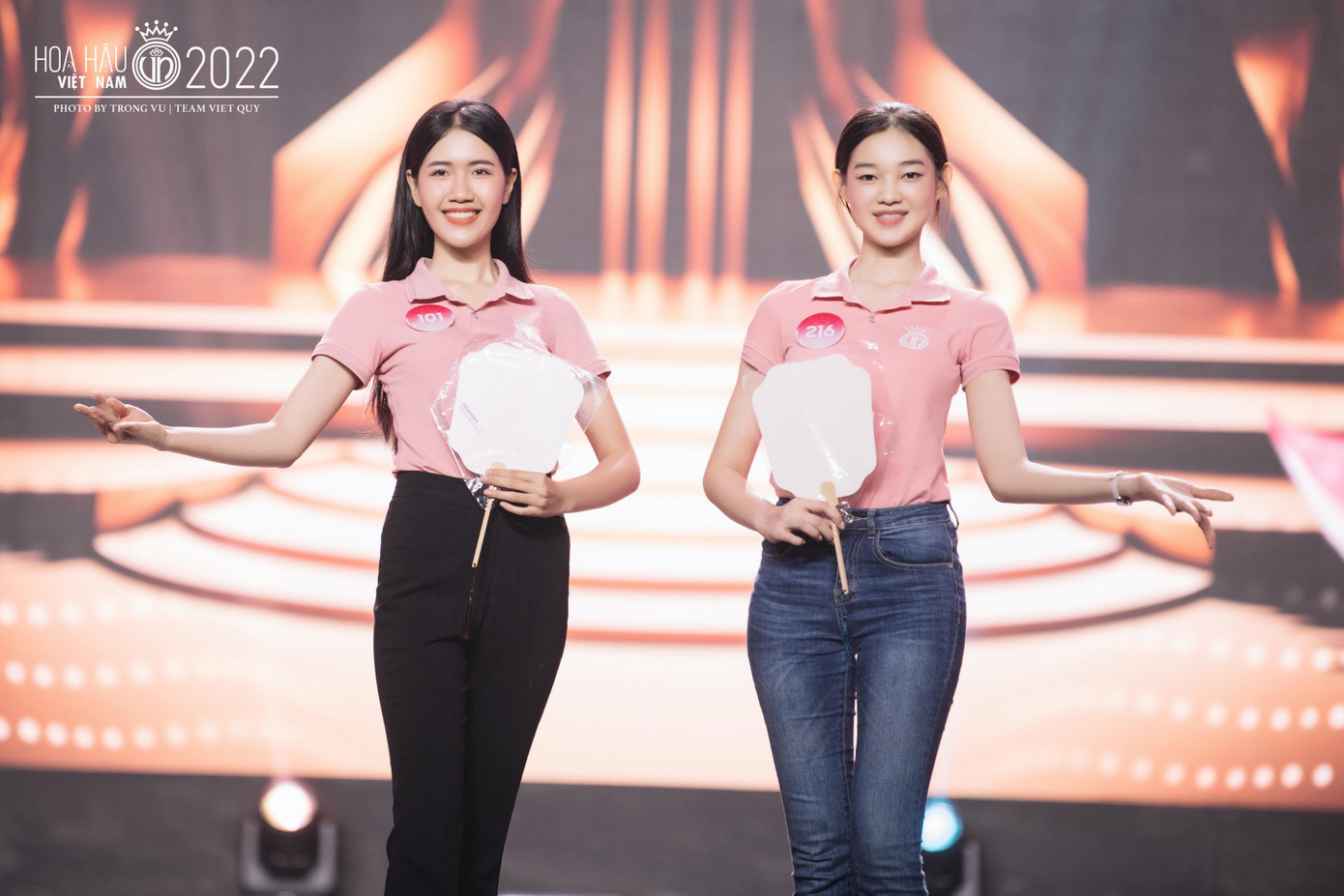 Sân khấu đêm chung khảo Hoa hậu Việt Nam 2022 có tông hồng và lấy chủ đề hoa sen.