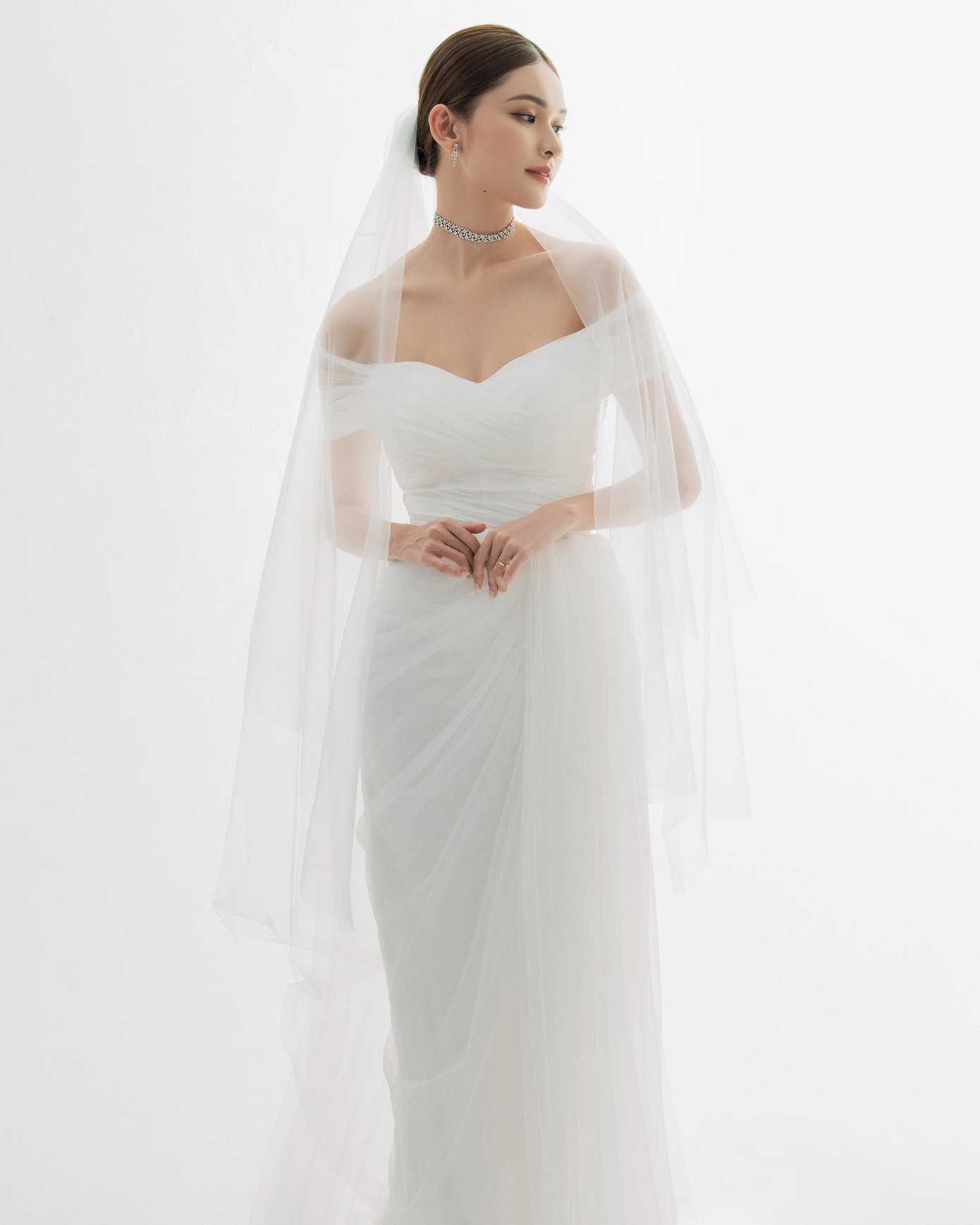 Trước khi về chung một nhà, á hậu Thùy Dung và bạn trai doanh nhân đã gắn bó hơn 4 năm. Do khoảng cách địa lý, ban đầu họ chọn cách liên lạc hàng ngày bằng điện thoại video hay những lá thư tay. Khi sắp xếp được thời gian rảnh, cả hai chọn du lịch, giúp gắn kết tình cảm.