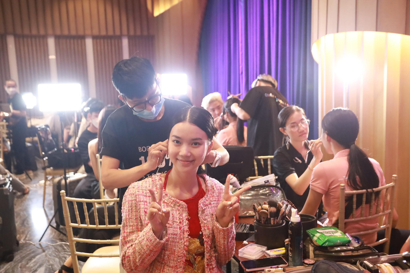 Trước đó trong buổi sáng, các thí sinh đã miệt mài tập luyện và ráp sân khấu cho phần thi của mình. Có 38 trên tổng số 56 thí sinh tham dự phần thi tài năng. Năm nay, các thí sinh đăng ký nhiều tiết mục đa dạng, độc đáo.