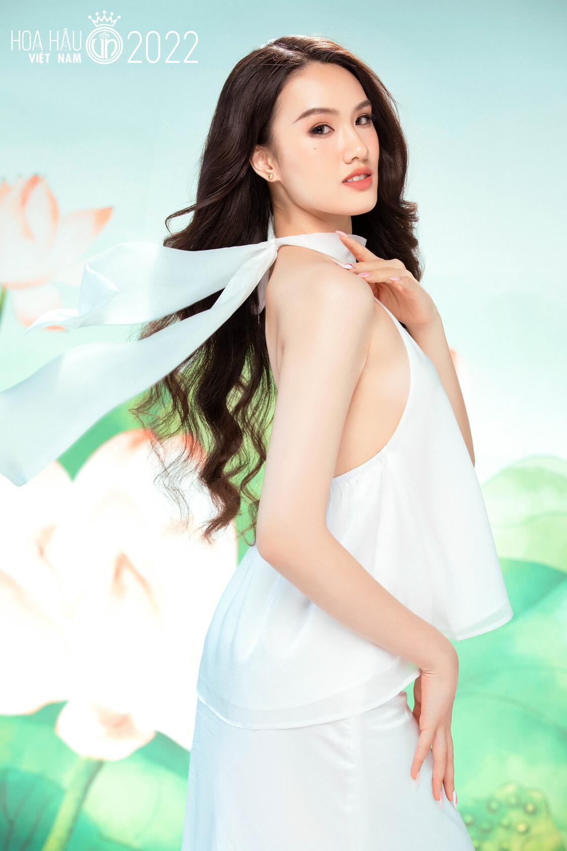 Trịnh Mỹ Anh (SBD 426) là sinh viên Đại học Thương mại. Cô có chiều cao 1,75 m cùng số đo ba vòng 80-62-91 cm, thuộc nhóm thí sinh có hình thể nổi bật.