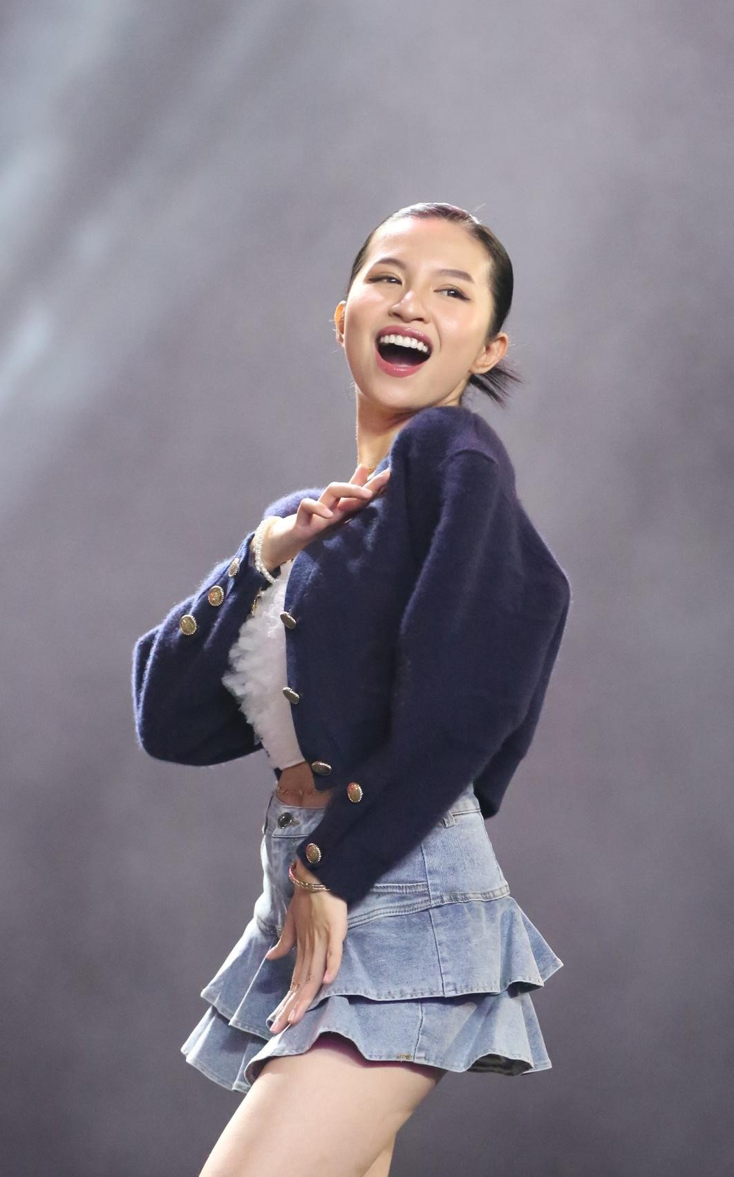 Shin Hồng Vịnh cũng chọn phong cách khoe eo thon khi ráp sân khấu. Cô và Lưu Hiền Trinh cùng thuộc nhóm nhạc S-Girl. Cô được biết đến là người chắp bút để viết lời cho ca khúc Xin Đừng Lặng Im cho ca sĩ Soobin Hoàng Sơn. Ngoài ra, Shin Hồng Vịnh cũng từng thể hiện ca khúc nhạc phim Cây táo nở hoa của đài HTV,