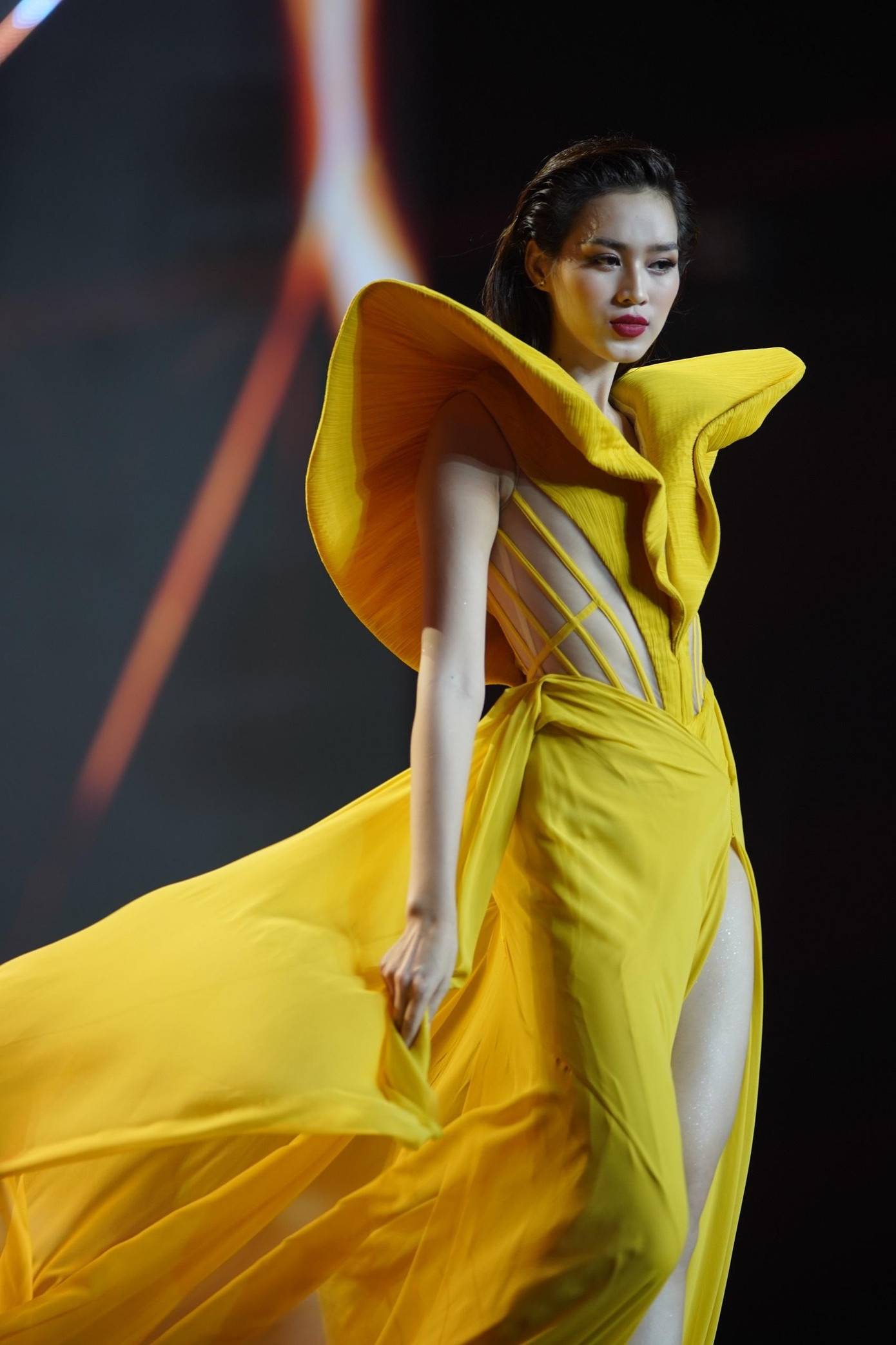 Tối 26/11, Hoa hậu Đỗ Thị Hà trình diễn trong màn Người đẹp thời trang của đêm chung khảo Hoa hậu Việt Nam 2022. Người đẹp xứ Thanh xuất hiện ở vị trí vedette, diện bộ váy màu vàng với chi tiết độn cầu vai độc đáo, khoe chân dài.