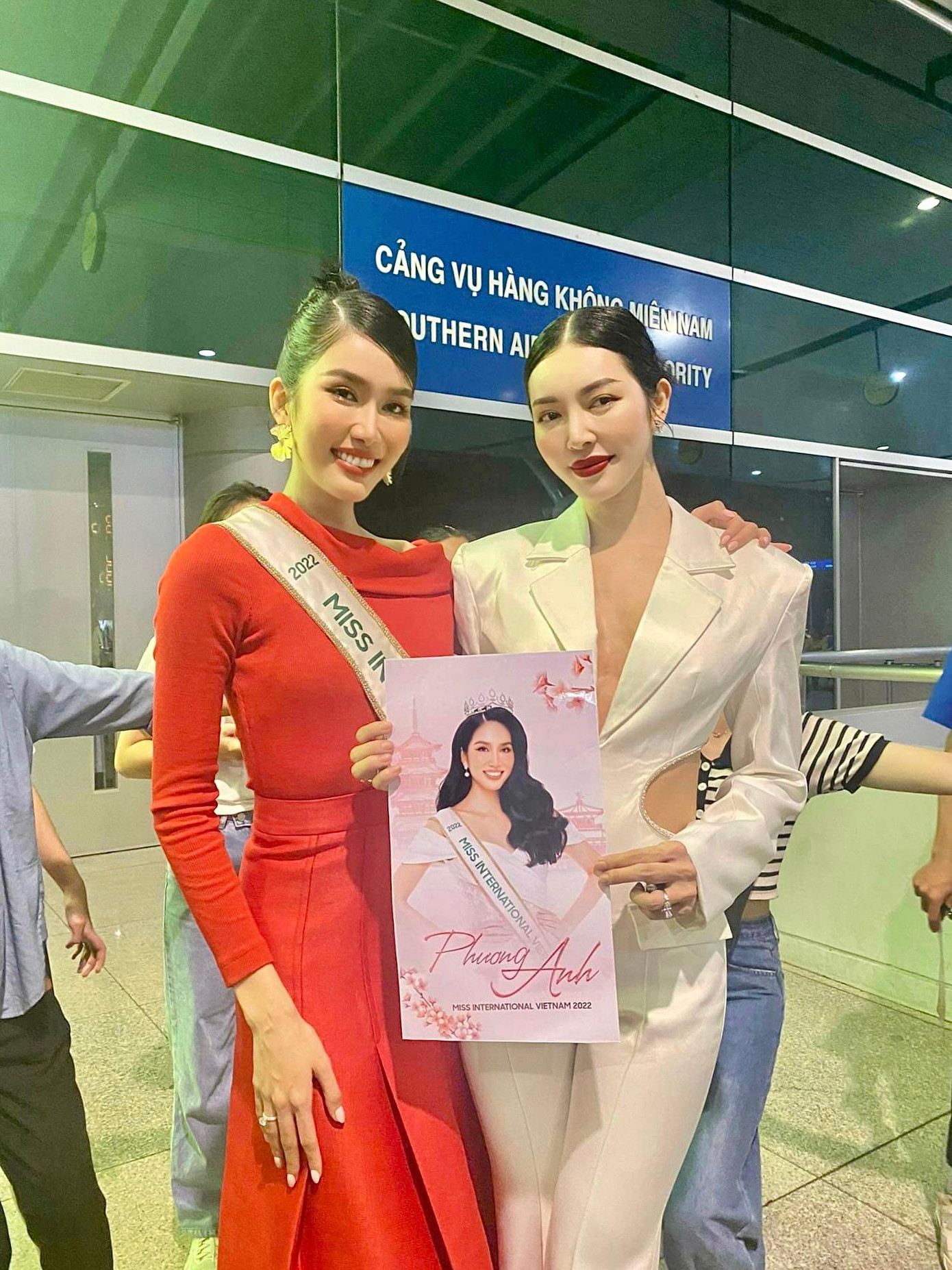 Người đẹp Bùi Lý Thiên Hương và Á hậu Thủy Tiên cũng có mặt để tiễn Phương Anh đi thi. Ngoài đời, họ là những người bạn thân thiết.