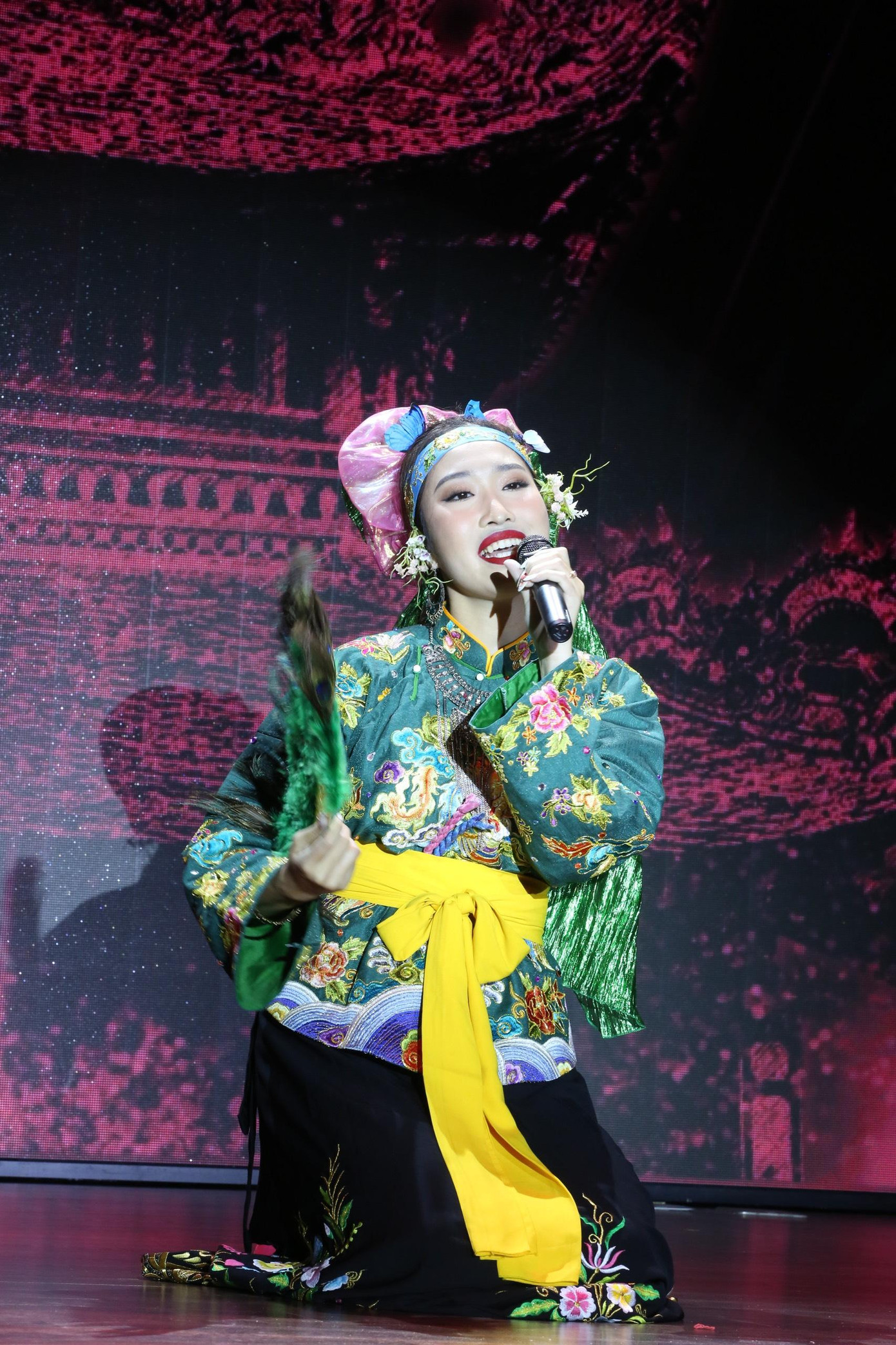 Thí sinh Vũ Hiền Phương – SBD 174 với bài hát Cô đôi Thượng Ngàn. Tiết mục gây ấn tượng với phần trang phục được thí sinh đầu tư cầu kỳ, lộng lẫy, tái hiện thành công không gian truyền thống.