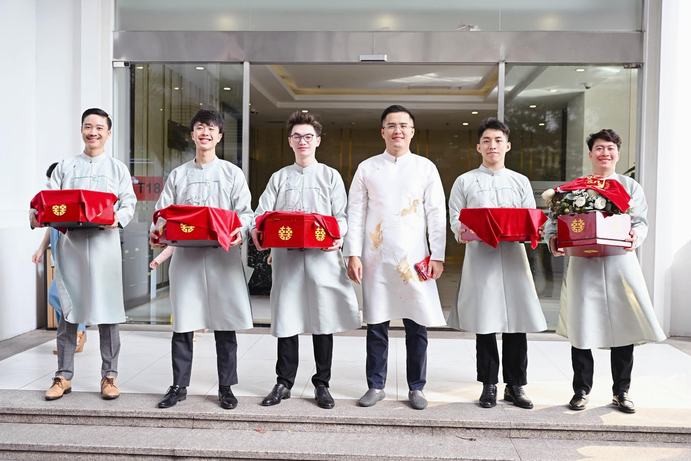 Dàn bê tráp của nhà trai và nhà gái trong lễ ăn hỏi. Ảnh: Vũ Toàn Dàn bê tráp của nhà trai và nhà gái trong lễ ăn hỏi. Ảnh: Vũ Toàn