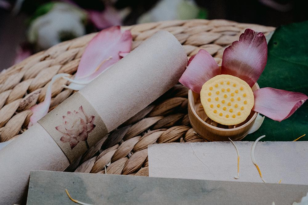 Hình ảnh hoa sen cũng được đưa vào thiệp cưới của Ngọc Hân. Hình ảnh hoa sen cũng được đưa vào thiệp cưới của Ngọc Hân.