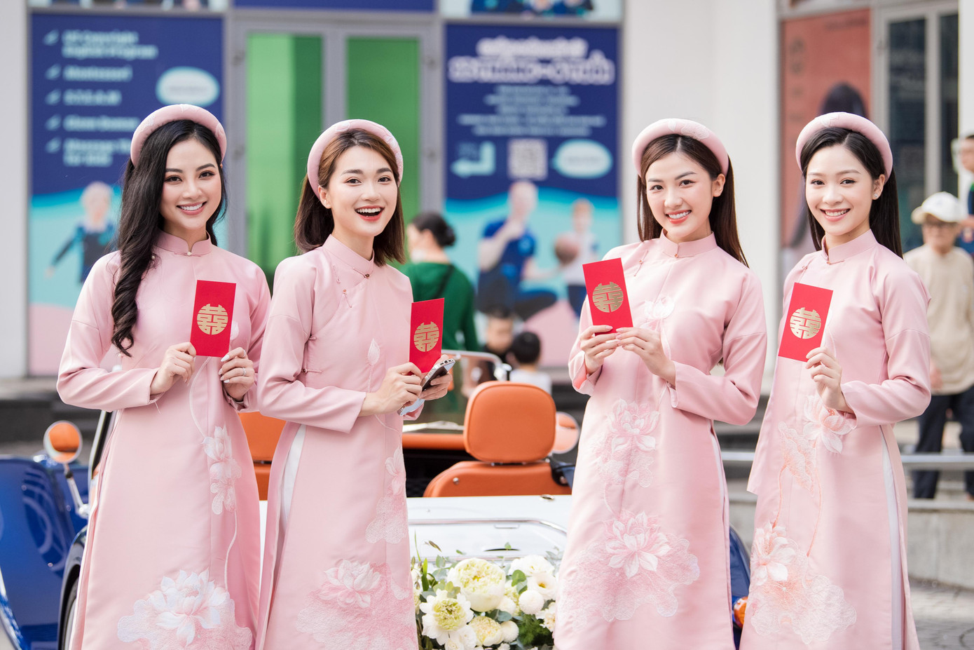 Dàn bê tráp cho Ngọc Hân bao gồm các người đẹp Ngọc Nữ, MC Quỳnh Hoa, diễn viên Lương Thanh, Hoa hậu dân tộc Ngọc Anh, MC Hạnh Quyên. Họ đều là những người em gắn bó, thân thiết với Ngọc Hân trong nhiều năm qua.