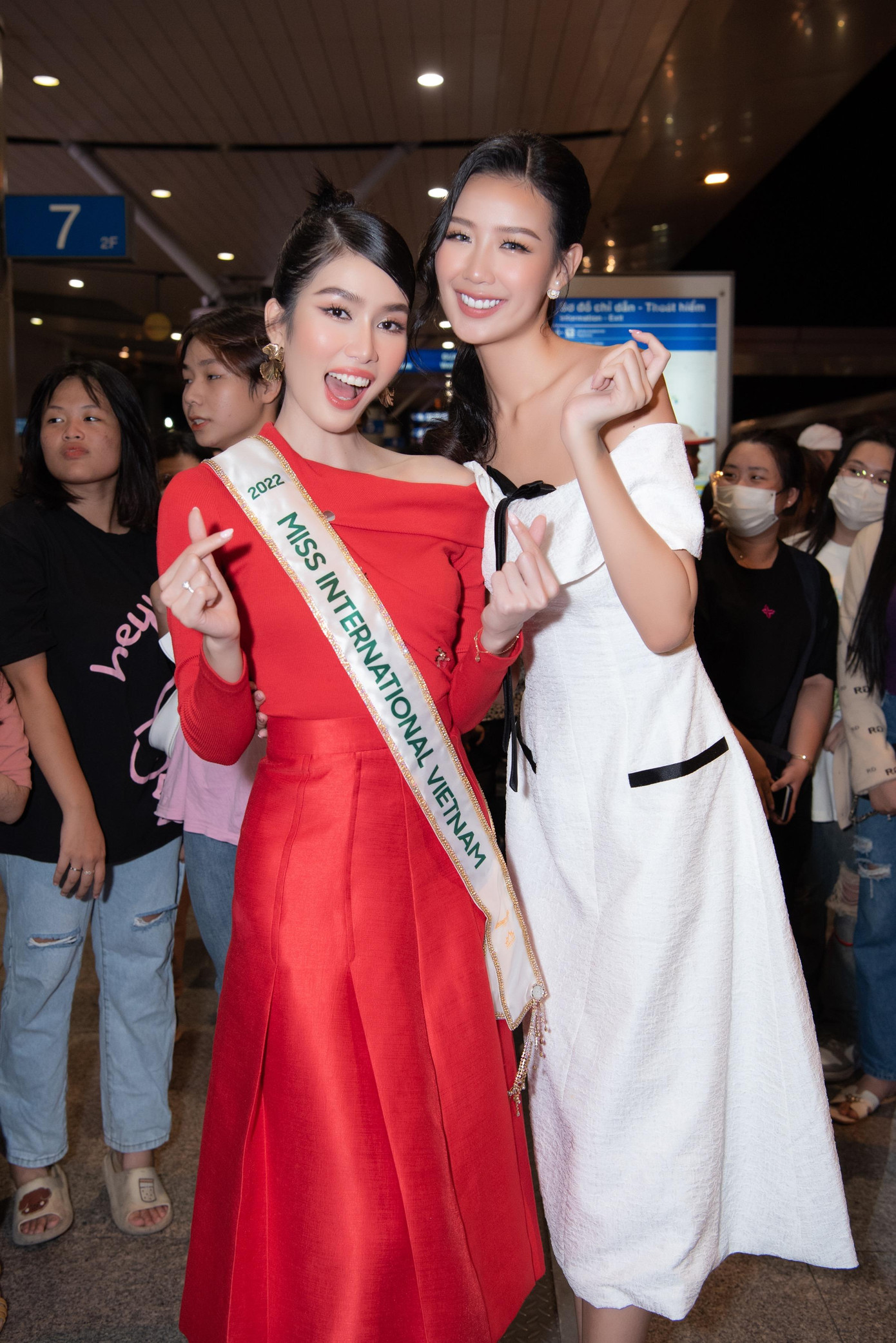 Hoa hậu Mai Phương và Hoa hậu Bảo Ngọc cùng diện váy trắng. Cả ba đều được xem là những người đẹp tri thức với trình độ học vấn và ngoại ngữ ấn tượng.