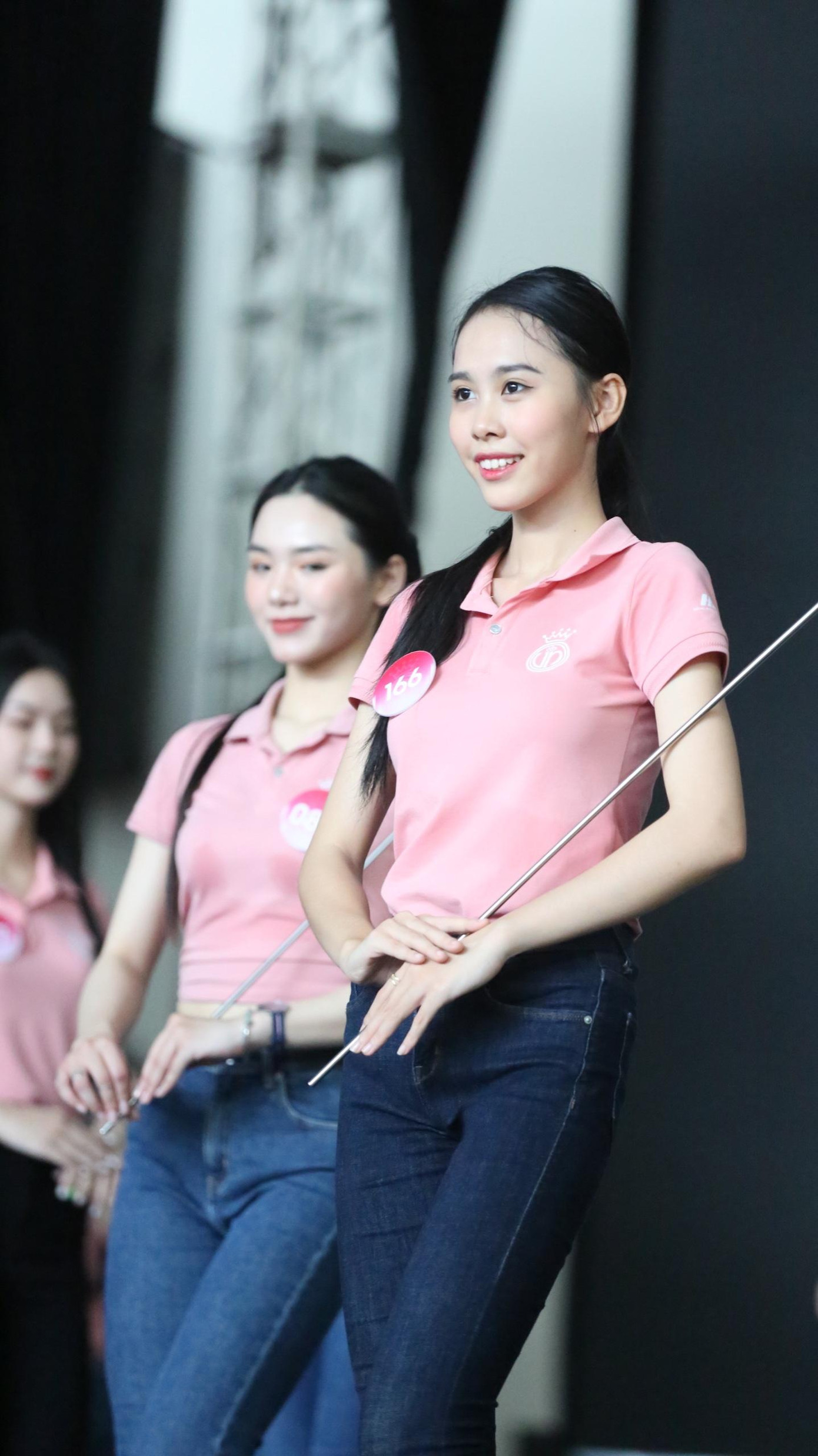 Nhiều thí sinh chia sẻ họ háo hức khi được trình diễn trên sân khấu chính thức của đêm chung khảo. Do đã tập luyện kỹ lưỡng nên khi lên sân khấu thật, họ tự tin.