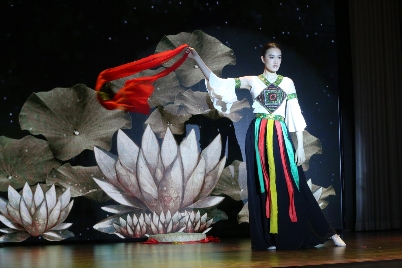 Thí sinh Trịnh Mỹ Anh – SDB 426 với tiết mục múa Đến với tinh hoa. Xuất hiện trong bộ áo tứ thân và nón quai thao, cô gây ấn tượng với những động tác múa đẹp mắt.