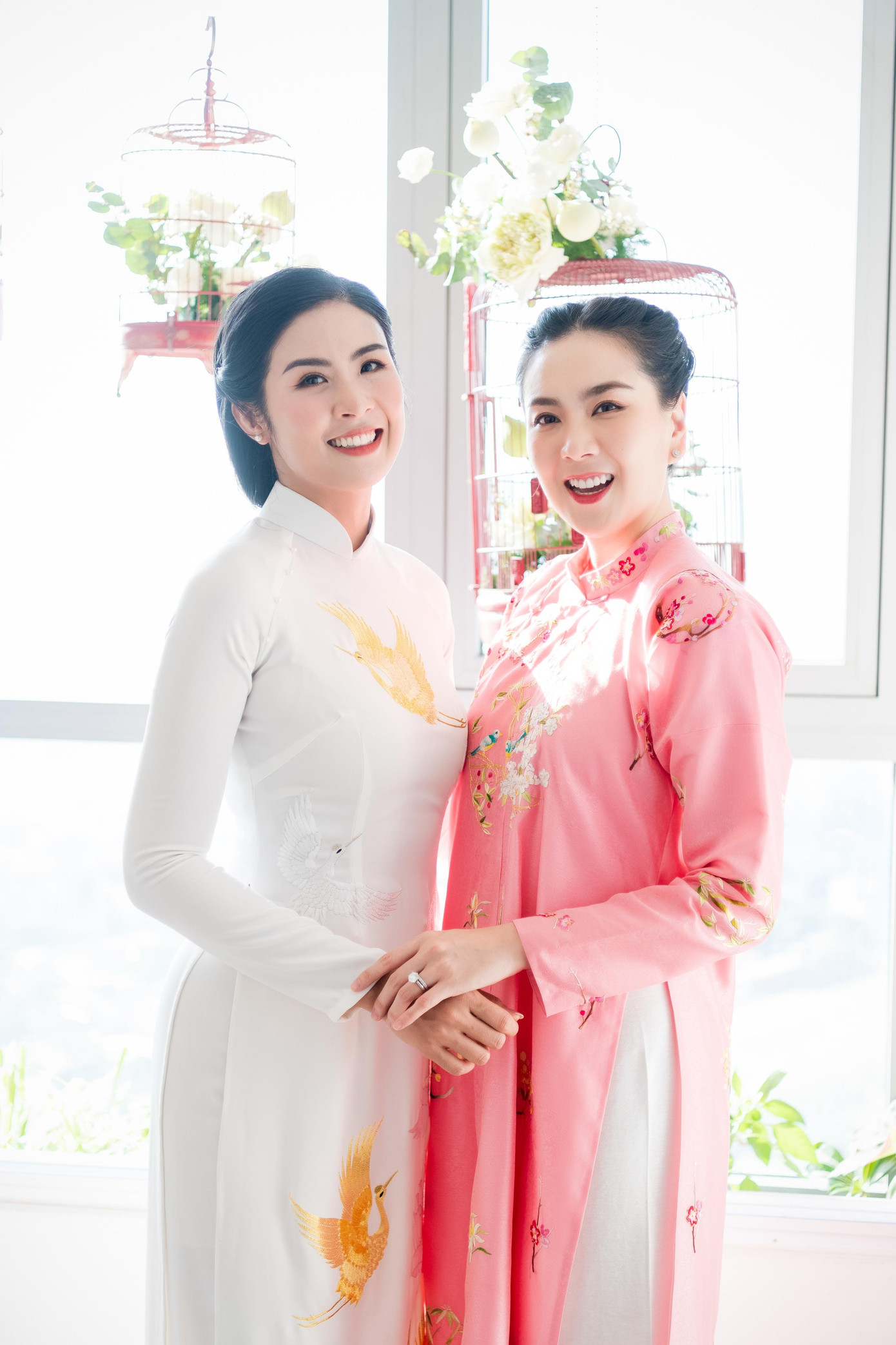 Người đẹp Ngọc Nữ (trái) gây chú ý với nhan sắc ngọt ngào khi đi bê tráp trong lễ ăn hỏi của Ngọc Hân. Trong khi đó, MC Mai Ngọc (phải) cũng chọn áo dài màu hồng để đến dự ngày lễ quan trọng của bạn thân.