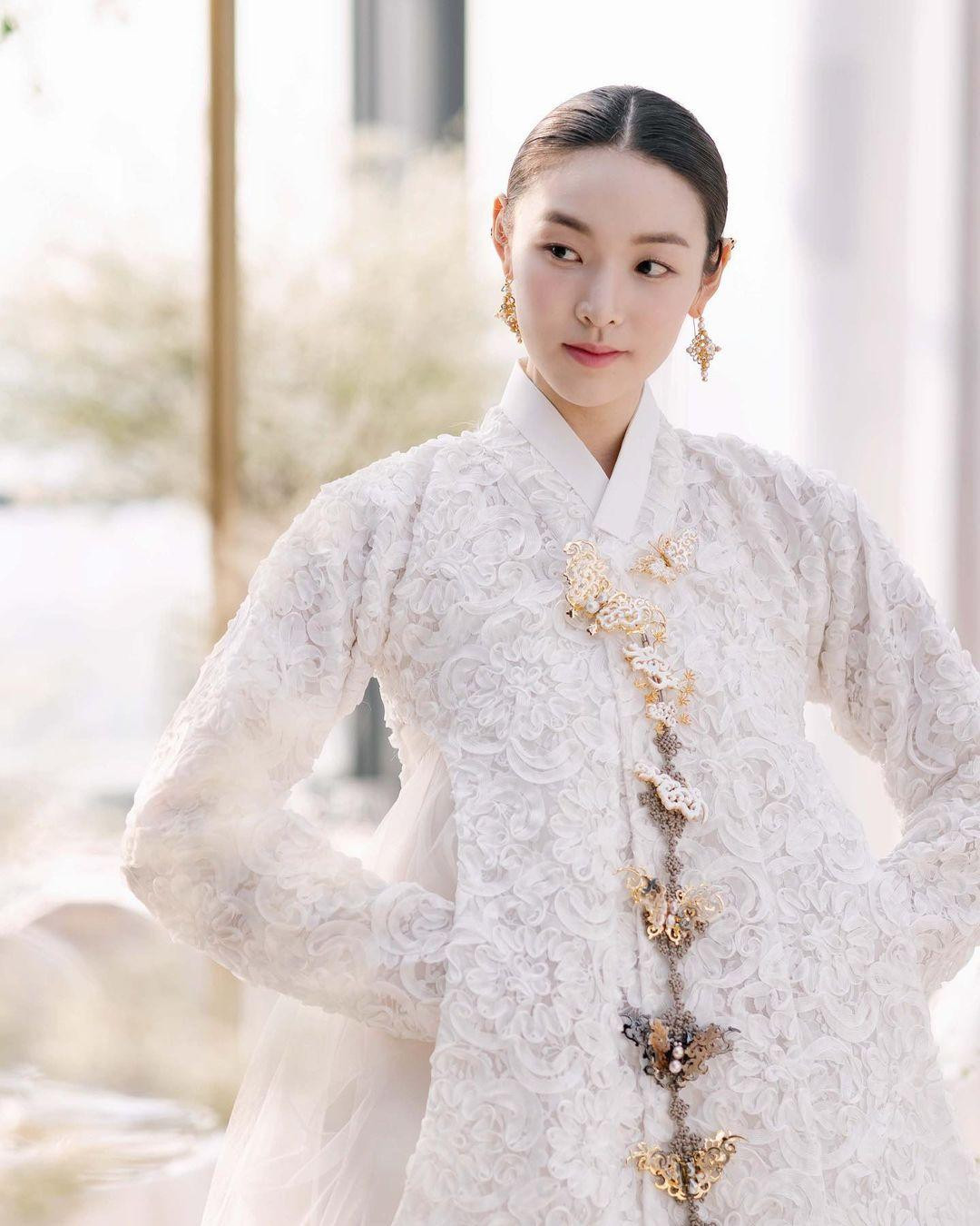 Người đẹp Hàn Quốc hiện là sinh viên của Đại học Illinois (Mỹ) ngành Truyền thông. Đây là một trong những đại học luôn nằm trong top đầu về chất lượng giáo dục trên thế giới, cũng như được xem là đại học nghiên cứu công lập lớn nhất tại bang Illinois.