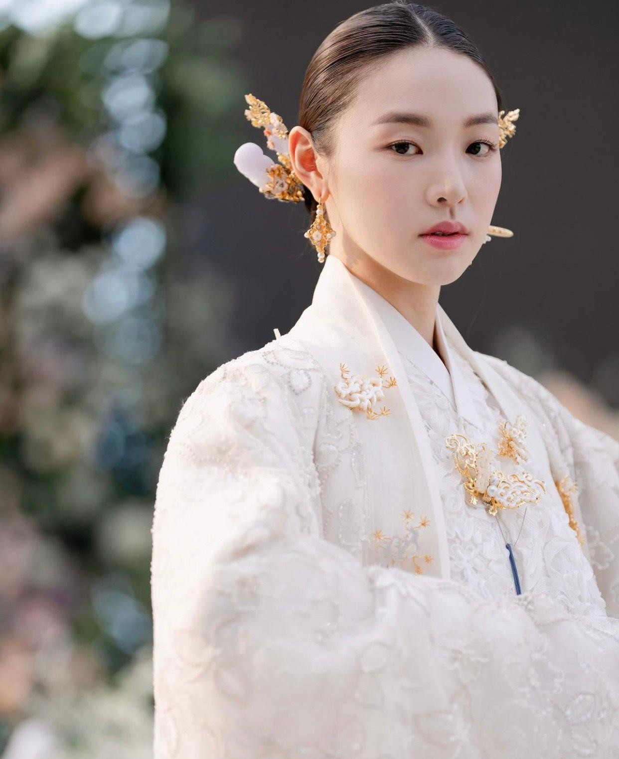 Người đẹp Hàn Quốc hiện là sinh viên của Đại học Illinois (Mỹ) ngành Truyền thông. Đây là một trong những đại học luôn nằm trong top đầu về chất lượng giáo dục trên thế giới, cũng như được xem là đại học nghiên cứu công lập lớn nhất tại bang Illinois.