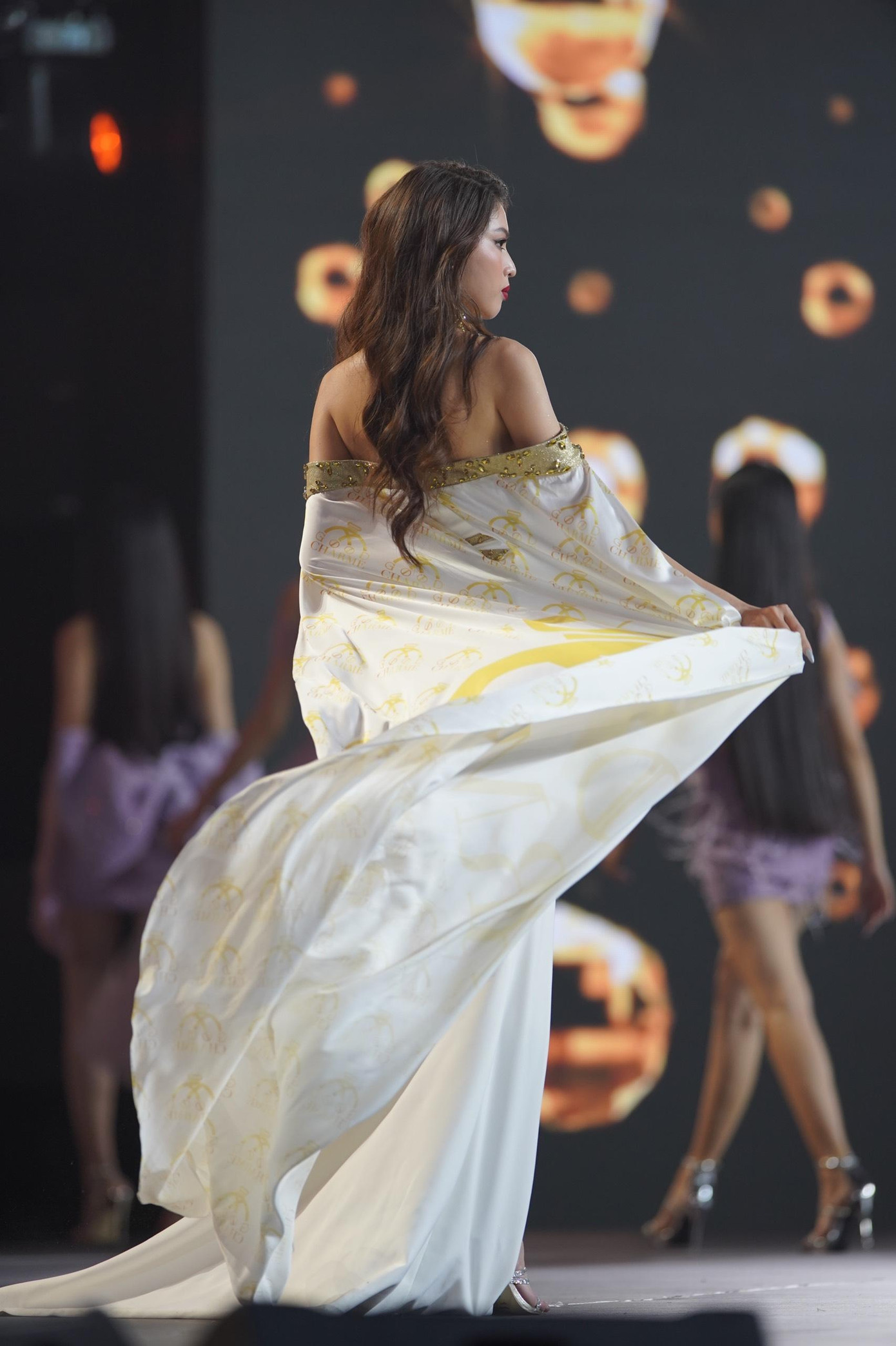 Á hậu Ngọc Thảo cũng có màn trình diễn ấn tượng trong phần thi Người đẹp thời trang. Cô diện bộ váy xẻ với phần áo choàng lộng lẫy. Ngọc Thảo cuốn hút khán giả bằng những bước đi mạnh mẽ, hiện đại và thần thái kiêu sa.