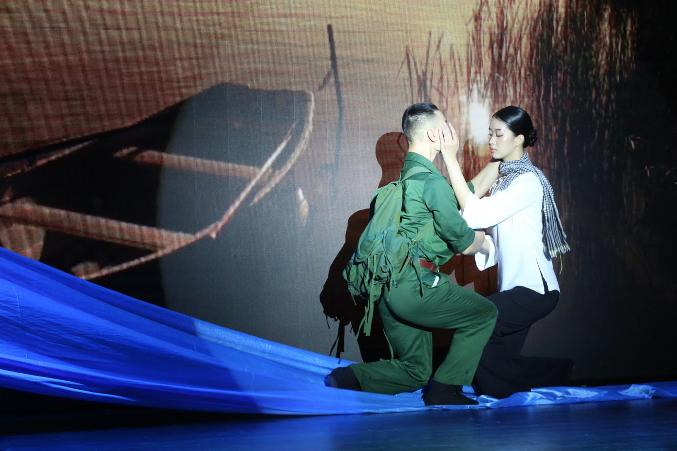 Thí sinh Nguyễn Linh Thu – SBD 057 với tiết mục múa Dòng sông ly biệt. Tiết mục được đầu tư hoành tráng, công phu với đạo cụ và dàn diễn viên phụ hoạ, khiến khán giả xúc động với câu chuyện về sự chia ly đôi lứa trong thời chiến.