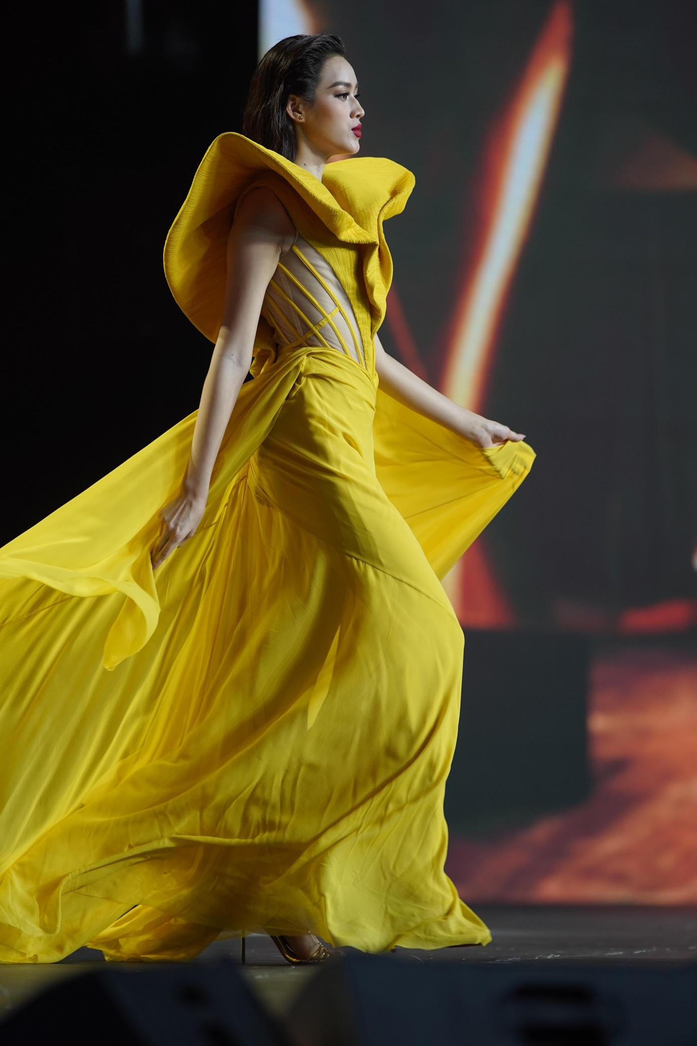 Với kinh nghiệm có được từ quá trình tham dự cuộc thi Hoa hậu Việt Nam 2020 và sau đó là Miss World 2021, Đỗ Thị Hà tự tin khi sải bước trên sân khấu. Cô khiến khán giả trầm trồ khi khoe đôi chân thẳng tắp, thon thả.