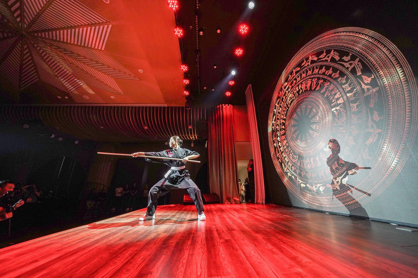 Thí sinh Lê Thanh Trúc – SBD 121 với tiết mục võ cổ truyền Bình Định – Thái Sơn Côn. Thí sinh trình diễn nhiều động tác dứt khoát, mạnh mẽ.