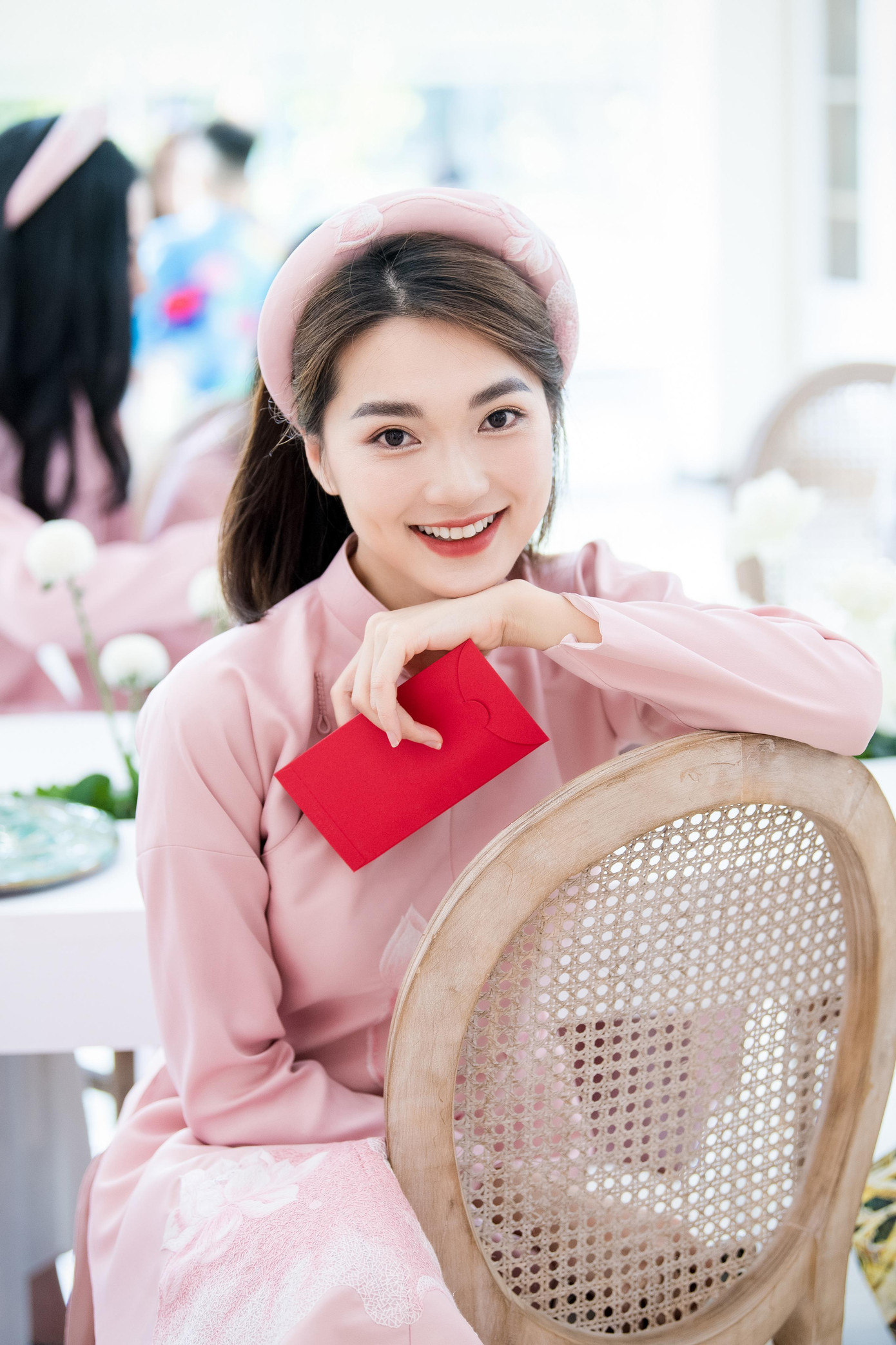 Người đẹp Ngọc Nữ (trái) gây chú ý với nhan sắc ngọt ngào khi đi bê tráp trong lễ ăn hỏi của Ngọc Hân. Trong khi đó, MC Mai Ngọc (phải) cũng chọn áo dài màu hồng để đến dự ngày lễ quan trọng của bạn thân.