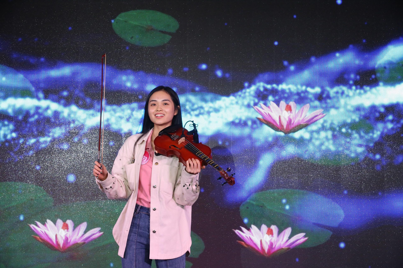 Biểu diễn nhạc cụ cũng là phần thi được nhiều thí sinh lựa chọn. Nhiều người đẹp chọn kéo violin trên nền các ca khúc nổi tiếng.