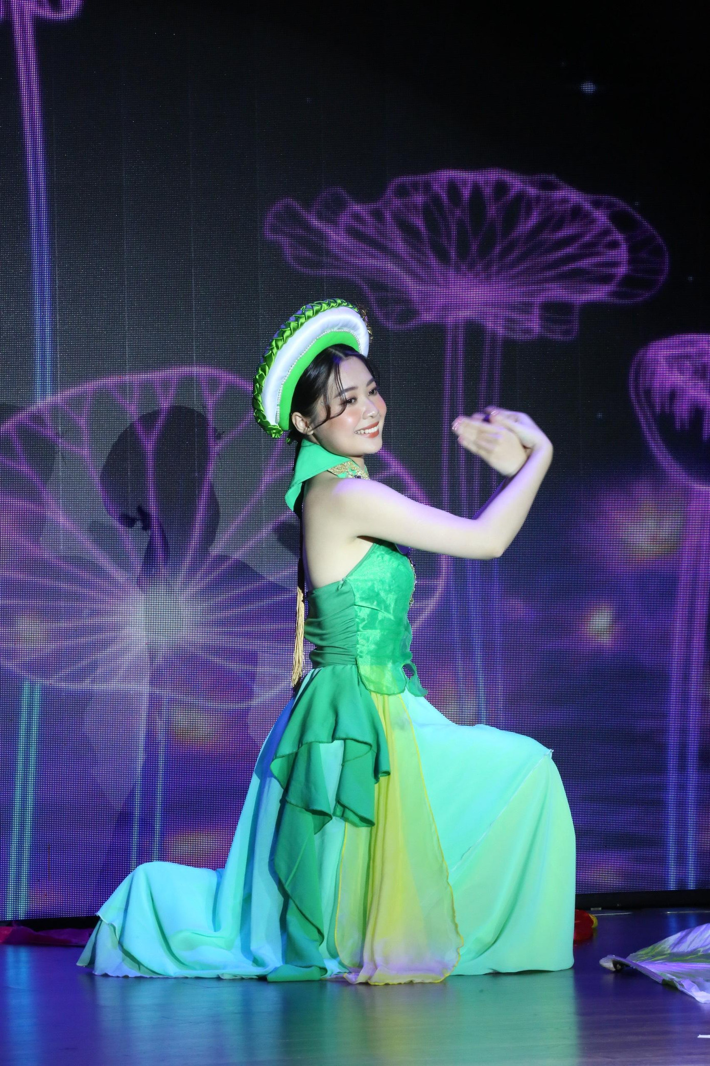 Thí sinh Nguyễn Thúy Trà – SBD 008 với tiết mục thuyết trình và múa về Bánh trôi nước. Không chỉ gây ấn tượng với khả năng nói tiếng Anh và tiếng Trung, màn múa của Thúy Trà cũng được cho là sinh động, uyển chuyển.