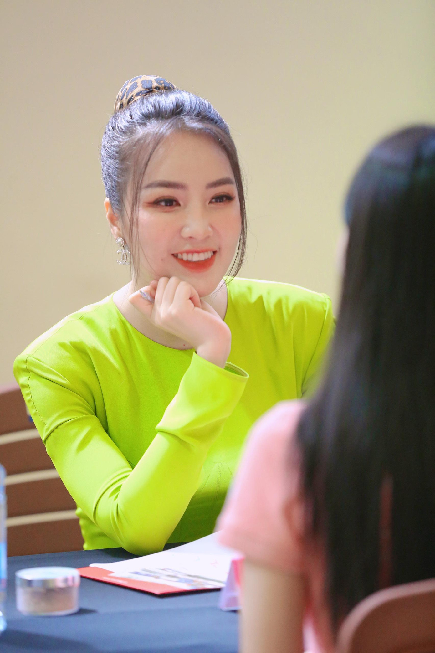 Á hậu Thuỵ Vân có mặt tại buổi chấm thi từ sớm. Dù đang bận rộn với công việc biên tập viên tại Đài truyền hình Việt Nam nhưng cô đã sắp xếp thời gian để có thể đồng hành cùng cuộc thi.