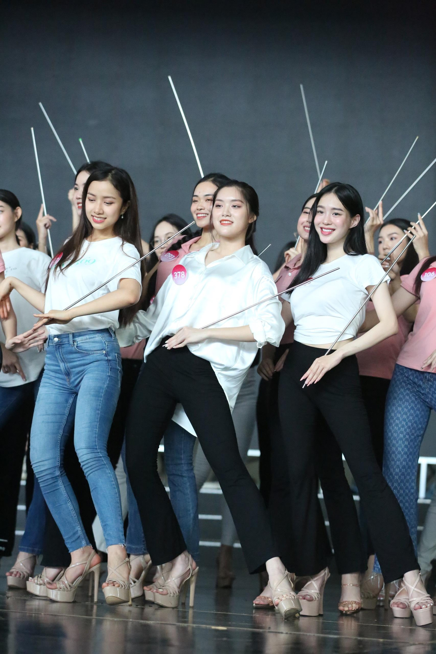 Các thí sinh mặc trang phục năng động, giản dị cho phần luyện tập. Họ được yêu cầu đi giày cao gót giống như khi diễn thật trên sân khấu.