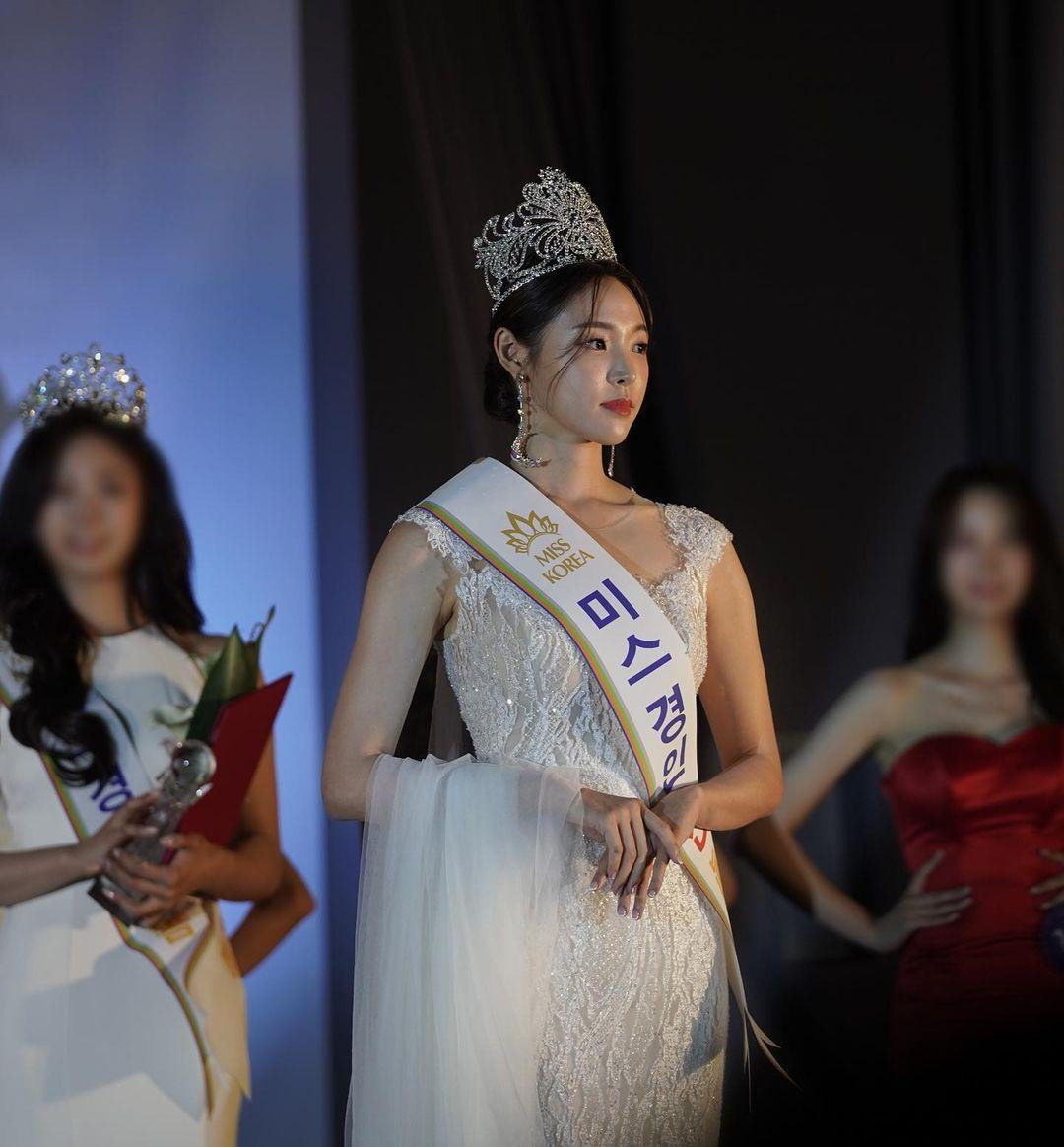 Trước khi đăng quang Miss Earth 2022, Mina là Á hậu 1 Hoa hậu Hàn Quốc 2021.