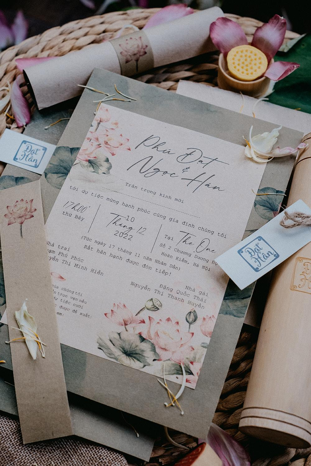 Hình ảnh hoa sen cũng được đưa vào thiệp cưới của Ngọc Hân. Hình ảnh hoa sen cũng được đưa vào thiệp cưới của Ngọc Hân.