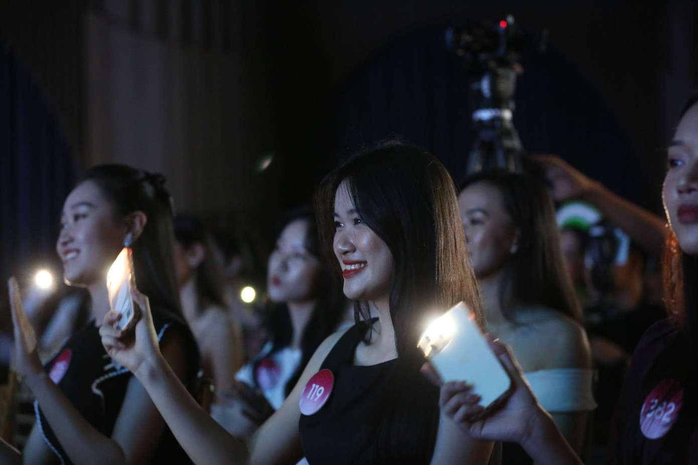 Các thí sinh dưới sân khấu đã bật flash điện thoại để cổ vũ Thanh Thủy.