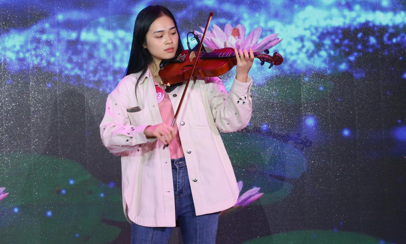 Biểu diễn nhạc cụ cũng là phần thi được nhiều thí sinh lựa chọn. Nhiều người đẹp chọn kéo violin trên nền các ca khúc nổi tiếng.
