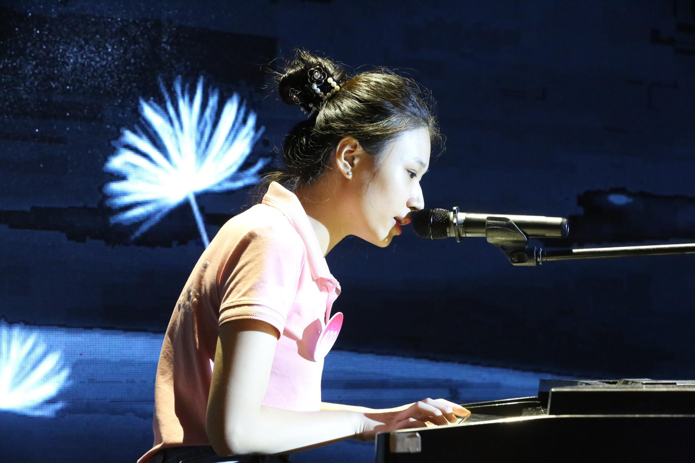 Một số thí sinh chọn vừa đàn piano vừa hát. Đây được đánh giá là tiết mục khó khi thí sinh phải kết hợp nhiều kỹ năng trong một màn trình diễn.