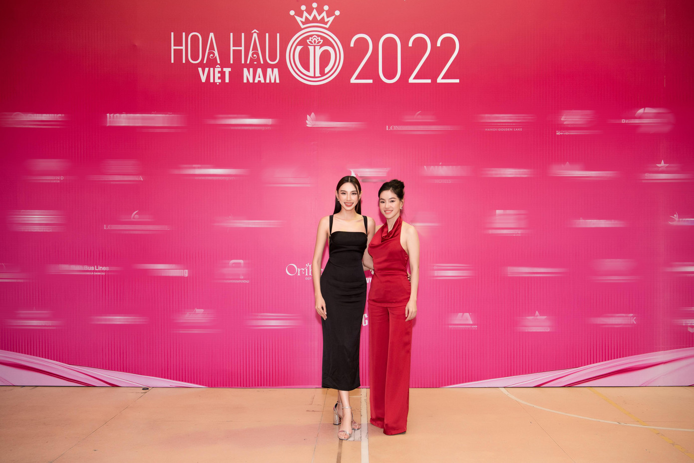 Ngày 23/11, Hoa hậu Thùy Tiên và bà Phạm Kim Dung – Phó trưởng BTC cuộc thi Hoa hậu Việt Nam 2022 xuất hiện tại hậu trường để trò chuyện với thí sinh Hoa hậu Việt Nam 2022. Sau những ngày tập luyện miệt mài cho vòng chung khảo, thí sinh cuộc thi háo hức khi được gặp Thùy Tiên.