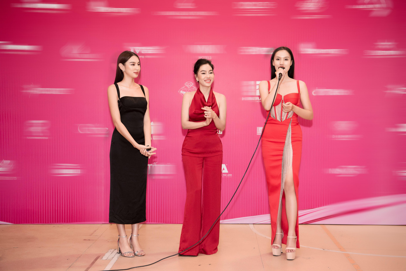 Chia sẻ khi gặp gỡ 56 thí sinh, Thùy Tiên cho biết: “Tôi có ấn tượng về nhan sắc của một số bạn, các bạn đều là thí sinh mới, trẻ nhưng đều giỏi và nỗ lực. Các thí sinh Hoa hậu Việt Nam năm nay đều có màu sắc và cá tính riêng, nhiều bạn giỏi ca hát và nhảy múa”.